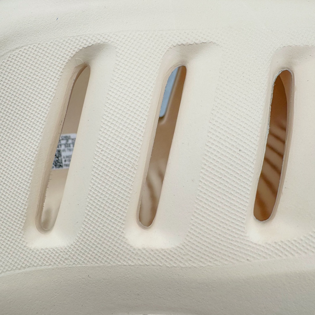 图片[19]-＃Lw纯原 AD adiFOM Ilinfnity Mule 003 穆勒风慵懒惬意防磨包头拖鞋 米白 IH0355 重金购入原鞋及原档案磨具生产指令开发 鞋头部位凹凸有致 横向大面积波浪纹理 Logo 凹凸明显 轮廓分明 描漆定位精准 公整无偏差不溢出 LOGO内侧钢印清晰工整 原厂磨具全鞋无多余毛边 同源公司EVA粒子环保塑料 原厂指令配方 无任何异味 弹性卡色均保持原鞋一致 匠心打造 鞋口弧度大小 鞋面色泽质感同步原鞋 LOGO内侧钢印清晰工整 中底部分带原厂钢印编号 原厂Ortholite欧斯莱鞋垫 区别掉渣海玻璃鞋垫 吸汗防臭的效果无法相提并论 原厂定制原标 同比ZP 符合人体设计 独家开发至48码 尺码：35 36 37 38 39 40 41 42 43 44 45 46 47 48-选品中心