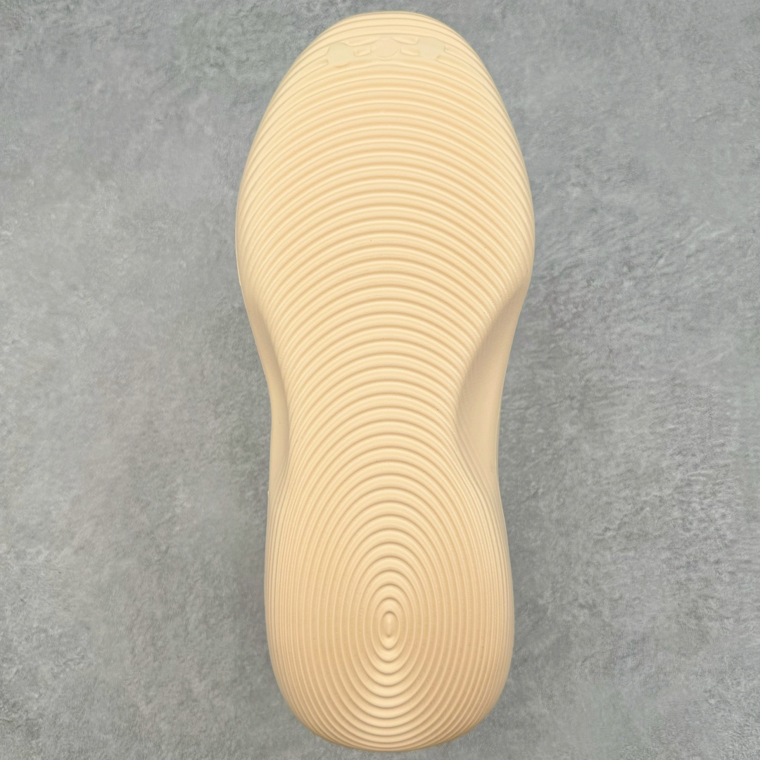 图片[9]-＃Lw纯原 AD adiFOM Ilinfnity Mule 003 穆勒风慵懒惬意防磨包头拖鞋 米白 IH0355 重金购入原鞋及原档案磨具生产指令开发 鞋头部位凹凸有致 横向大面积波浪纹理 Logo 凹凸明显 轮廓分明 描漆定位精准 公整无偏差不溢出 LOGO内侧钢印清晰工整 原厂磨具全鞋无多余毛边 同源公司EVA粒子环保塑料 原厂指令配方 无任何异味 弹性卡色均保持原鞋一致 匠心打造 鞋口弧度大小 鞋面色泽质感同步原鞋 LOGO内侧钢印清晰工整 中底部分带原厂钢印编号 原厂Ortholite欧斯莱鞋垫 区别掉渣海玻璃鞋垫 吸汗防臭的效果无法相提并论 原厂定制原标 同比ZP 符合人体设计 独家开发至48码 尺码：35 36 37 38 39 40 41 42 43 44 45 46 47 48-选品中心