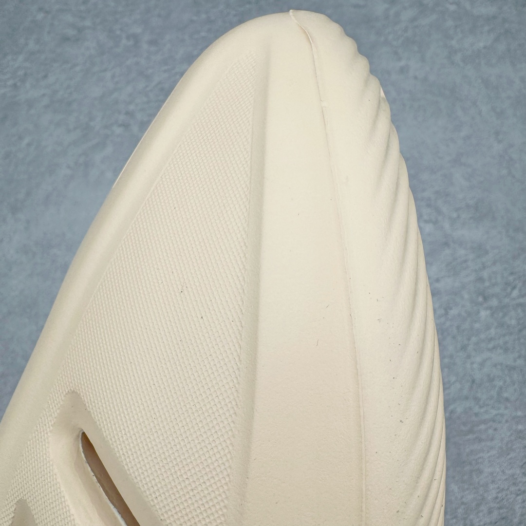 图片[18]-＃Lw纯原 AD adiFOM Ilinfnity Mule 003 穆勒风慵懒惬意防磨包头拖鞋 米白 IH0355 重金购入原鞋及原档案磨具生产指令开发 鞋头部位凹凸有致 横向大面积波浪纹理 Logo 凹凸明显 轮廓分明 描漆定位精准 公整无偏差不溢出 LOGO内侧钢印清晰工整 原厂磨具全鞋无多余毛边 同源公司EVA粒子环保塑料 原厂指令配方 无任何异味 弹性卡色均保持原鞋一致 匠心打造 鞋口弧度大小 鞋面色泽质感同步原鞋 LOGO内侧钢印清晰工整 中底部分带原厂钢印编号 原厂Ortholite欧斯莱鞋垫 区别掉渣海玻璃鞋垫 吸汗防臭的效果无法相提并论 原厂定制原标 同比ZP 符合人体设计 独家开发至48码 尺码：35 36 37 38 39 40 41 42 43 44 45 46 47 48-选品中心