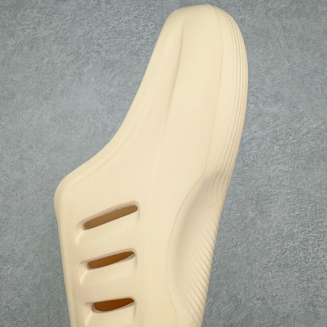 图片[7]-＃Lw纯原 AD adiFOM Ilinfnity Mule 003 穆勒风慵懒惬意防磨包头拖鞋 米白 IH0355 重金购入原鞋及原档案磨具生产指令开发 鞋头部位凹凸有致 横向大面积波浪纹理 Logo 凹凸明显 轮廓分明 描漆定位精准 公整无偏差不溢出 LOGO内侧钢印清晰工整 原厂磨具全鞋无多余毛边 同源公司EVA粒子环保塑料 原厂指令配方 无任何异味 弹性卡色均保持原鞋一致 匠心打造 鞋口弧度大小 鞋面色泽质感同步原鞋 LOGO内侧钢印清晰工整 中底部分带原厂钢印编号 原厂Ortholite欧斯莱鞋垫 区别掉渣海玻璃鞋垫 吸汗防臭的效果无法相提并论 原厂定制原标 同比ZP 符合人体设计 独家开发至48码 尺码：35 36 37 38 39 40 41 42 43 44 45 46 47 48-选品中心