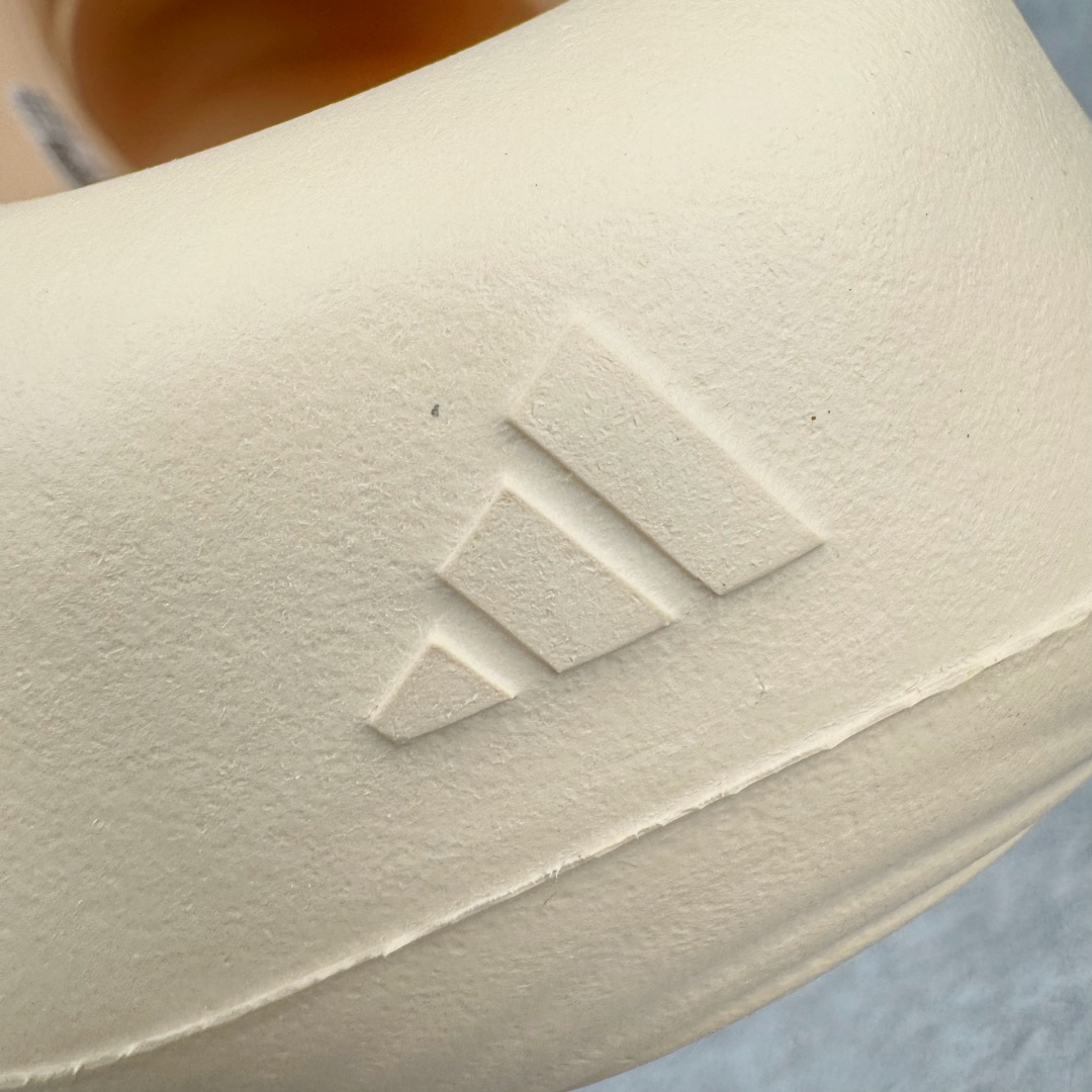 图片[11]-＃Lw纯原 AD adiFOM Ilinfnity Mule 003 穆勒风慵懒惬意防磨包头拖鞋 米白 IH0355 重金购入原鞋及原档案磨具生产指令开发 鞋头部位凹凸有致 横向大面积波浪纹理 Logo 凹凸明显 轮廓分明 描漆定位精准 公整无偏差不溢出 LOGO内侧钢印清晰工整 原厂磨具全鞋无多余毛边 同源公司EVA粒子环保塑料 原厂指令配方 无任何异味 弹性卡色均保持原鞋一致 匠心打造 鞋口弧度大小 鞋面色泽质感同步原鞋 LOGO内侧钢印清晰工整 中底部分带原厂钢印编号 原厂Ortholite欧斯莱鞋垫 区别掉渣海玻璃鞋垫 吸汗防臭的效果无法相提并论 原厂定制原标 同比ZP 符合人体设计 独家开发至48码 尺码：35 36 37 38 39 40 41 42 43 44 45 46 47 48-选品中心