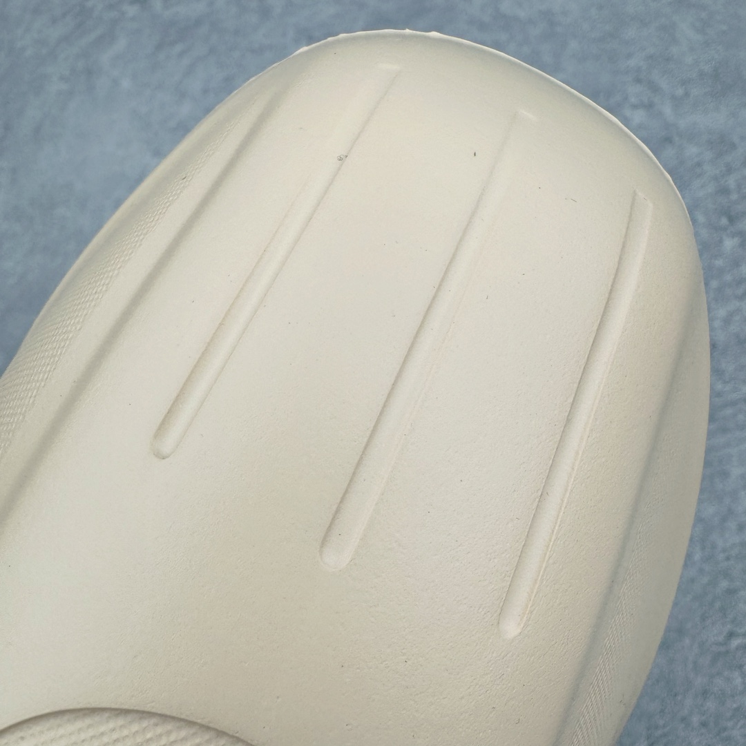 图片[17]-＃Lw纯原 AD adiFOM Ilinfnity Mule 003 穆勒风慵懒惬意防磨包头拖鞋 米白 IH0355 重金购入原鞋及原档案磨具生产指令开发 鞋头部位凹凸有致 横向大面积波浪纹理 Logo 凹凸明显 轮廓分明 描漆定位精准 公整无偏差不溢出 LOGO内侧钢印清晰工整 原厂磨具全鞋无多余毛边 同源公司EVA粒子环保塑料 原厂指令配方 无任何异味 弹性卡色均保持原鞋一致 匠心打造 鞋口弧度大小 鞋面色泽质感同步原鞋 LOGO内侧钢印清晰工整 中底部分带原厂钢印编号 原厂Ortholite欧斯莱鞋垫 区别掉渣海玻璃鞋垫 吸汗防臭的效果无法相提并论 原厂定制原标 同比ZP 符合人体设计 独家开发至48码 尺码：35 36 37 38 39 40 41 42 43 44 45 46 47 48-选品中心