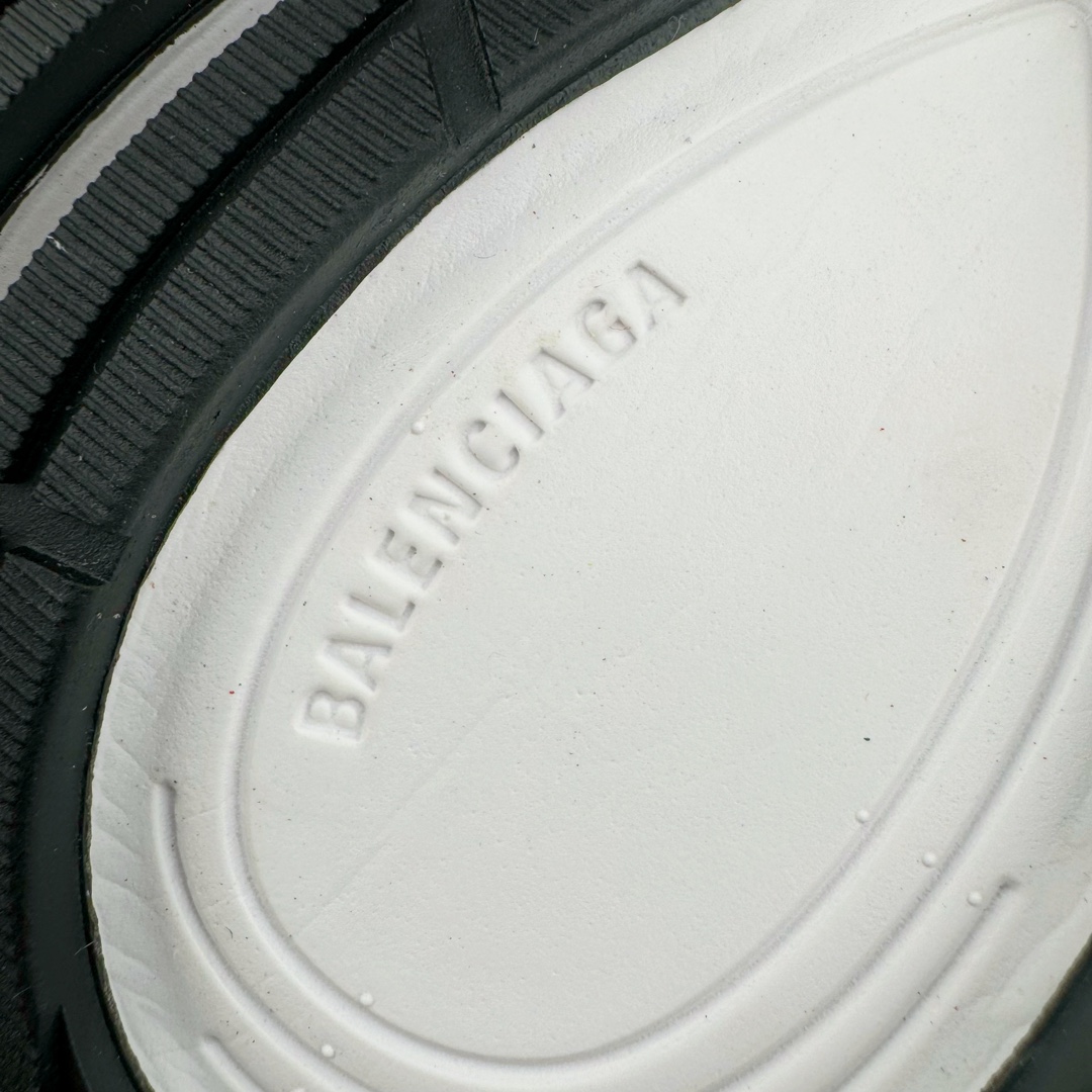 图片[17]-＃VG零售版 BALENCIAGA CIRCUIT 巴黎世家圆头系带LOGO印花低帮老爹鞋 全套原纸板楦头开发 最原汁原味的灵魂版型 全鞋荧光划线卡点 胶水把控整洁度追求极致完美 每一双都是工艺品 多重QC质检 超越公司货的品控标准 实实在在的免检产品 原盒原配 正确字体电绣 粗细、位置、大小正确 侧边TPU 透气孔匹配意产原版 正确分离大底 TPU软底 原版一致大底LOGO 立体感十足 原厂皮料水洗做旧 采购原厂网纱 偏大一码 尺码：35 36 37 38 39 40 41 42 43 44 45 46-选品中心