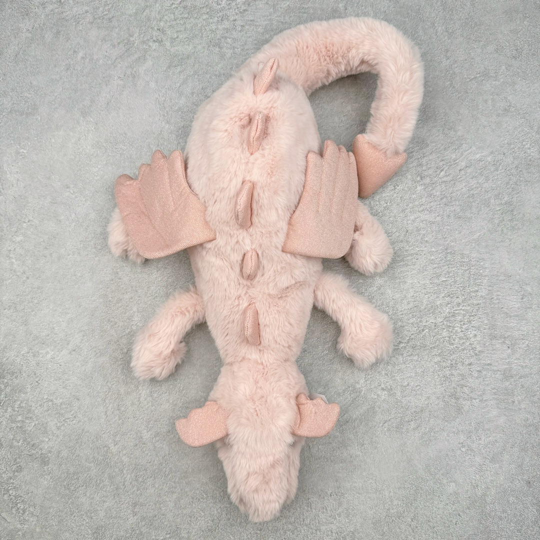 图片[9]-＃原单 Jellycat 玩偶 毛绒公仔 科普：Jellycat是一个英国玩具品牌，创立于1999年，由William和Thomas兄弟二人在伦敦创立。该品牌专注于设计玩偶玩具，并全情投入于最有趣、环保和独特的软玩具领域。Jellycat的产品设计丰富且有创意，其毛绒玩具以可爱的动物形象为主打，深受全球儿童的喜爱。品牌的产品线包括各种动物系列、海洋系列、蔬果美食系列、植物系列等，每个系列都有其独特的设计和故事。Jellycat的产品设计理念是打破传统动物毛绒像动物标本一样的形象，通过改变形状、手感、颜色、大小和材料，用成千上万种方式制作一只动物毛绒。品牌的设计师来自世界各地，他们的创意让产品更具多元性，同时也让品牌能够从世界各地的文化中获得设计灵感。近年来，Jellycat品牌方开始跨界合作，与野兽派、华尔道夫酒店等品牌合作推出联名产品，进一步扩大了品牌的影响力。在社交媒体上，Jellycat也日益活跃，通过小红书、Instagram、抖音和TikTok等平台与消费者互动，分享品牌故事和产品信息。Jellycat的产品价格在99元到1699元不等，绝版产品的价格在二手平台上甚至会翻几倍。尽管有消费者认为它高价低质，价格贵、品控不严格等问题频频引来吐槽，但仍有大量粉丝愿意为“治愈”买单，因为这些毛绒玩具成为他们精神上的陪伴。原装100% polyester进口聚酯纤维面料 原厂7D棉 原单环保颗粒 双吊牌加三重水洗标 原配防尘袋 吊打市面通货 注意即使同一家厂 不同的批次面料缸差是一定都有的 官网不同批次都有 经过欧盟CE安全认证 此标准0-100岁的小朋友都适用 这个缸差和造型其实经常入手玩偶的都知道 手工制品 世上每一只jell 都是独一无二的 轻微线头 轻微不对称都是很正常的 无法避免 官网都是一样 底部走线 颗粒填充物 刺绣 走线 肉眼可见的精致 原色未染色面料纱线 超级有质感-选品中心