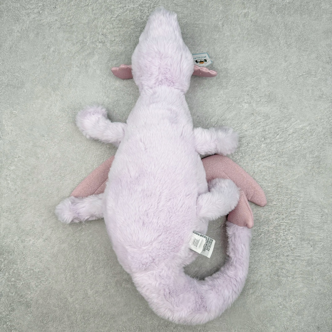 图片[2]-＃原单 Jellycat 玩偶 毛绒公仔 紫龙 50CM 科普：Jellycat是一个英国玩具品牌，创立于1999年，由William和Thomas兄弟二人在伦敦创立。该品牌专注于设计玩偶玩具，并全情投入于最有趣、环保和独特的软玩具领域。Jellycat的产品设计丰富且有创意，其毛绒玩具以可爱的动物形象为主打，深受全球儿童的喜爱。品牌的产品线包括各种动物系列、海洋系列、蔬果美食系列、植物系列等，每个系列都有其独特的设计和故事。Jellycat的产品设计理念是打破传统动物毛绒像动物标本一样的形象，通过改变形状、手感、颜色、大小和材料，用成千上万种方式制作一只动物毛绒。品牌的设计师来自世界各地，他们的创意让产品更具多元性，同时也让品牌能够从世界各地的文化中获得设计灵感。近年来，Jellycat品牌方开始跨界合作，与野兽派、华尔道夫酒店等品牌合作推出联名产品，进一步扩大了品牌的影响力。在社交媒体上，Jellycat也日益活跃，通过小红书、Instagram、抖音和TikTok等平台与消费者互动，分享品牌故事和产品信息。Jellycat的产品价格在99元到1699元不等，绝版产品的价格在二手平台上甚至会翻几倍。尽管有消费者认为它高价低质，价格贵、品控不严格等问题频频引来吐槽，但仍有大量粉丝愿意为“治愈”买单，因为这些毛绒玩具成为他们精神上的陪伴。原装100% polyester进口聚酯纤维面料 原厂7D棉 原单环保颗粒 双吊牌加三重水洗标 原配防尘袋 吊打市面通货 注意即使同一家厂 不同的批次面料缸差是一定都有的 官网不同批次都有 经过欧盟CE安全认证 此标准0-100岁的小朋友都适用 这个缸差和造型其实经常入手玩偶的都知道 手工制品 世上每一只jell 都是独一无二的 轻微线头 轻微不对称都是很正常的 无法避免 官网都是一样 底部走线 颗粒填充物 刺绣 走线 肉眼可见的精致 原色未染色面料纱线 超级有质感-选品中心