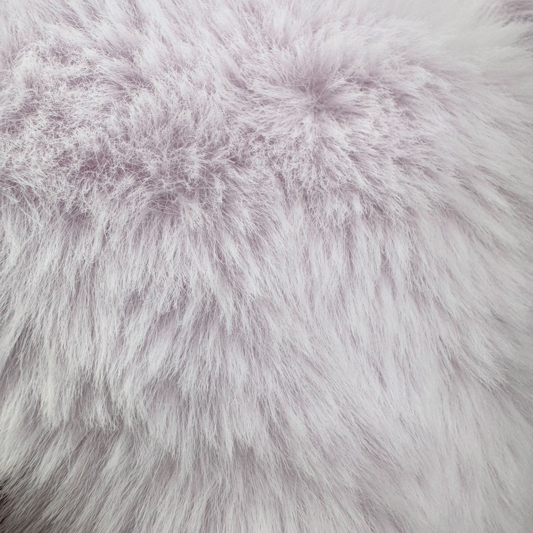 图片[10]-＃原单 Jellycat 玩偶 毛绒公仔 紫龙 50CM 科普：Jellycat是一个英国玩具品牌，创立于1999年，由William和Thomas兄弟二人在伦敦创立。该品牌专注于设计玩偶玩具，并全情投入于最有趣、环保和独特的软玩具领域。Jellycat的产品设计丰富且有创意，其毛绒玩具以可爱的动物形象为主打，深受全球儿童的喜爱。品牌的产品线包括各种动物系列、海洋系列、蔬果美食系列、植物系列等，每个系列都有其独特的设计和故事。Jellycat的产品设计理念是打破传统动物毛绒像动物标本一样的形象，通过改变形状、手感、颜色、大小和材料，用成千上万种方式制作一只动物毛绒。品牌的设计师来自世界各地，他们的创意让产品更具多元性，同时也让品牌能够从世界各地的文化中获得设计灵感。近年来，Jellycat品牌方开始跨界合作，与野兽派、华尔道夫酒店等品牌合作推出联名产品，进一步扩大了品牌的影响力。在社交媒体上，Jellycat也日益活跃，通过小红书、Instagram、抖音和TikTok等平台与消费者互动，分享品牌故事和产品信息。Jellycat的产品价格在99元到1699元不等，绝版产品的价格在二手平台上甚至会翻几倍。尽管有消费者认为它高价低质，价格贵、品控不严格等问题频频引来吐槽，但仍有大量粉丝愿意为“治愈”买单，因为这些毛绒玩具成为他们精神上的陪伴。原装100% polyester进口聚酯纤维面料 原厂7D棉 原单环保颗粒 双吊牌加三重水洗标 原配防尘袋 吊打市面通货 注意即使同一家厂 不同的批次面料缸差是一定都有的 官网不同批次都有 经过欧盟CE安全认证 此标准0-100岁的小朋友都适用 这个缸差和造型其实经常入手玩偶的都知道 手工制品 世上每一只jell 都是独一无二的 轻微线头 轻微不对称都是很正常的 无法避免 官网都是一样 底部走线 颗粒填充物 刺绣 走线 肉眼可见的精致 原色未染色面料纱线 超级有质感-选品中心