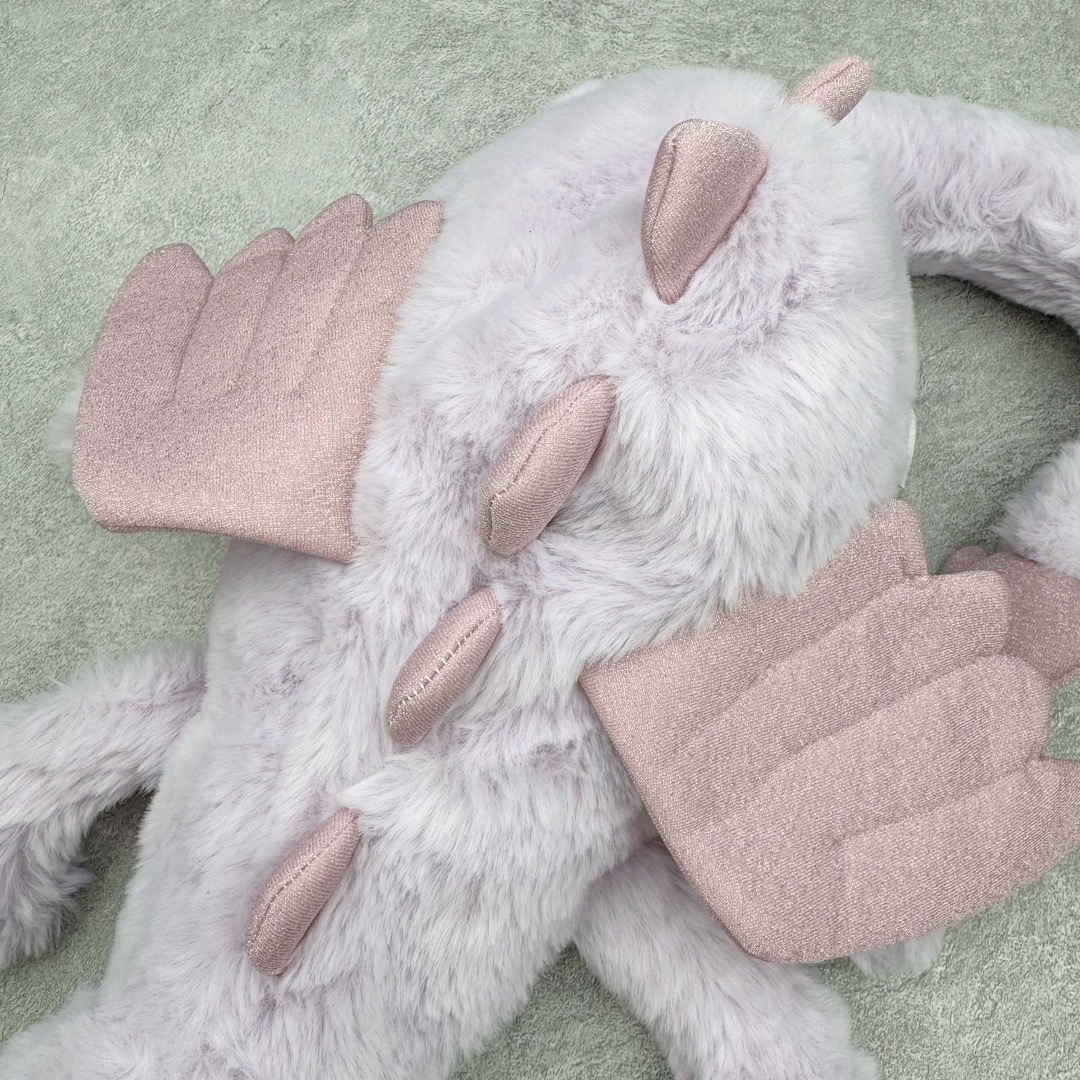 图片[6]-＃原单 Jellycat 玩偶 毛绒公仔 紫龙 50CM 科普：Jellycat是一个英国玩具品牌，创立于1999年，由William和Thomas兄弟二人在伦敦创立。该品牌专注于设计玩偶玩具，并全情投入于最有趣、环保和独特的软玩具领域。Jellycat的产品设计丰富且有创意，其毛绒玩具以可爱的动物形象为主打，深受全球儿童的喜爱。品牌的产品线包括各种动物系列、海洋系列、蔬果美食系列、植物系列等，每个系列都有其独特的设计和故事。Jellycat的产品设计理念是打破传统动物毛绒像动物标本一样的形象，通过改变形状、手感、颜色、大小和材料，用成千上万种方式制作一只动物毛绒。品牌的设计师来自世界各地，他们的创意让产品更具多元性，同时也让品牌能够从世界各地的文化中获得设计灵感。近年来，Jellycat品牌方开始跨界合作，与野兽派、华尔道夫酒店等品牌合作推出联名产品，进一步扩大了品牌的影响力。在社交媒体上，Jellycat也日益活跃，通过小红书、Instagram、抖音和TikTok等平台与消费者互动，分享品牌故事和产品信息。Jellycat的产品价格在99元到1699元不等，绝版产品的价格在二手平台上甚至会翻几倍。尽管有消费者认为它高价低质，价格贵、品控不严格等问题频频引来吐槽，但仍有大量粉丝愿意为“治愈”买单，因为这些毛绒玩具成为他们精神上的陪伴。原装100% polyester进口聚酯纤维面料 原厂7D棉 原单环保颗粒 双吊牌加三重水洗标 原配防尘袋 吊打市面通货 注意即使同一家厂 不同的批次面料缸差是一定都有的 官网不同批次都有 经过欧盟CE安全认证 此标准0-100岁的小朋友都适用 这个缸差和造型其实经常入手玩偶的都知道 手工制品 世上每一只jell 都是独一无二的 轻微线头 轻微不对称都是很正常的 无法避免 官网都是一样 底部走线 颗粒填充物 刺绣 走线 肉眼可见的精致 原色未染色面料纱线 超级有质感-选品中心