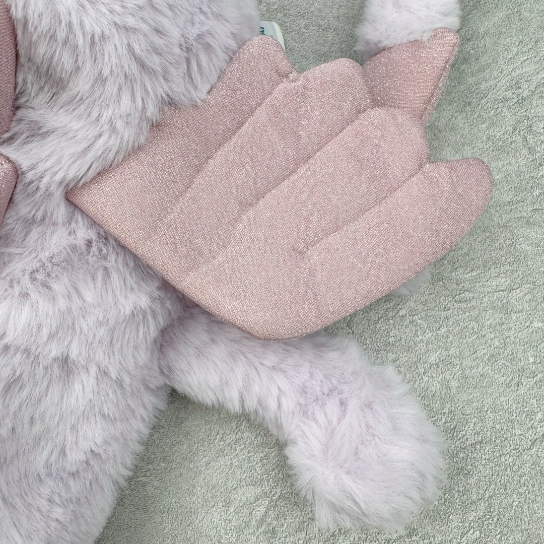 图片[5]-＃原单 Jellycat 玩偶 毛绒公仔 紫龙 50CM 科普：Jellycat是一个英国玩具品牌，创立于1999年，由William和Thomas兄弟二人在伦敦创立。该品牌专注于设计玩偶玩具，并全情投入于最有趣、环保和独特的软玩具领域。Jellycat的产品设计丰富且有创意，其毛绒玩具以可爱的动物形象为主打，深受全球儿童的喜爱。品牌的产品线包括各种动物系列、海洋系列、蔬果美食系列、植物系列等，每个系列都有其独特的设计和故事。Jellycat的产品设计理念是打破传统动物毛绒像动物标本一样的形象，通过改变形状、手感、颜色、大小和材料，用成千上万种方式制作一只动物毛绒。品牌的设计师来自世界各地，他们的创意让产品更具多元性，同时也让品牌能够从世界各地的文化中获得设计灵感。近年来，Jellycat品牌方开始跨界合作，与野兽派、华尔道夫酒店等品牌合作推出联名产品，进一步扩大了品牌的影响力。在社交媒体上，Jellycat也日益活跃，通过小红书、Instagram、抖音和TikTok等平台与消费者互动，分享品牌故事和产品信息。Jellycat的产品价格在99元到1699元不等，绝版产品的价格在二手平台上甚至会翻几倍。尽管有消费者认为它高价低质，价格贵、品控不严格等问题频频引来吐槽，但仍有大量粉丝愿意为“治愈”买单，因为这些毛绒玩具成为他们精神上的陪伴。原装100% polyester进口聚酯纤维面料 原厂7D棉 原单环保颗粒 双吊牌加三重水洗标 原配防尘袋 吊打市面通货 注意即使同一家厂 不同的批次面料缸差是一定都有的 官网不同批次都有 经过欧盟CE安全认证 此标准0-100岁的小朋友都适用 这个缸差和造型其实经常入手玩偶的都知道 手工制品 世上每一只jell 都是独一无二的 轻微线头 轻微不对称都是很正常的 无法避免 官网都是一样 底部走线 颗粒填充物 刺绣 走线 肉眼可见的精致 原色未染色面料纱线 超级有质感-选品中心