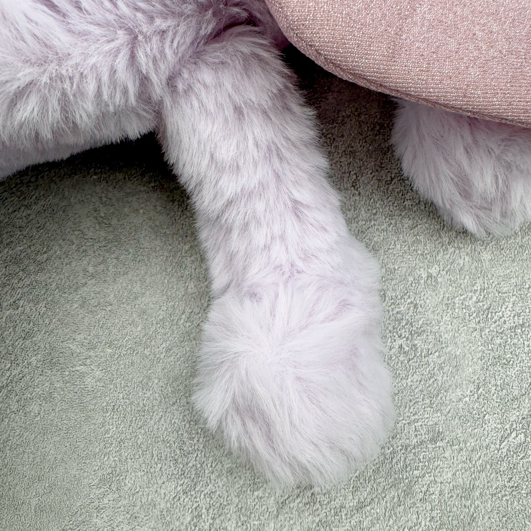 图片[7]-＃原单 Jellycat 玩偶 毛绒公仔 紫龙 50CM 科普：Jellycat是一个英国玩具品牌，创立于1999年，由William和Thomas兄弟二人在伦敦创立。该品牌专注于设计玩偶玩具，并全情投入于最有趣、环保和独特的软玩具领域。Jellycat的产品设计丰富且有创意，其毛绒玩具以可爱的动物形象为主打，深受全球儿童的喜爱。品牌的产品线包括各种动物系列、海洋系列、蔬果美食系列、植物系列等，每个系列都有其独特的设计和故事。Jellycat的产品设计理念是打破传统动物毛绒像动物标本一样的形象，通过改变形状、手感、颜色、大小和材料，用成千上万种方式制作一只动物毛绒。品牌的设计师来自世界各地，他们的创意让产品更具多元性，同时也让品牌能够从世界各地的文化中获得设计灵感。近年来，Jellycat品牌方开始跨界合作，与野兽派、华尔道夫酒店等品牌合作推出联名产品，进一步扩大了品牌的影响力。在社交媒体上，Jellycat也日益活跃，通过小红书、Instagram、抖音和TikTok等平台与消费者互动，分享品牌故事和产品信息。Jellycat的产品价格在99元到1699元不等，绝版产品的价格在二手平台上甚至会翻几倍。尽管有消费者认为它高价低质，价格贵、品控不严格等问题频频引来吐槽，但仍有大量粉丝愿意为“治愈”买单，因为这些毛绒玩具成为他们精神上的陪伴。原装100% polyester进口聚酯纤维面料 原厂7D棉 原单环保颗粒 双吊牌加三重水洗标 原配防尘袋 吊打市面通货 注意即使同一家厂 不同的批次面料缸差是一定都有的 官网不同批次都有 经过欧盟CE安全认证 此标准0-100岁的小朋友都适用 这个缸差和造型其实经常入手玩偶的都知道 手工制品 世上每一只jell 都是独一无二的 轻微线头 轻微不对称都是很正常的 无法避免 官网都是一样 底部走线 颗粒填充物 刺绣 走线 肉眼可见的精致 原色未染色面料纱线 超级有质感-选品中心