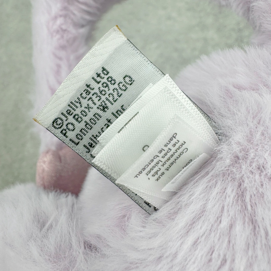 图片[11]-＃原单 Jellycat 玩偶 毛绒公仔 紫龙 50CM 科普：Jellycat是一个英国玩具品牌，创立于1999年，由William和Thomas兄弟二人在伦敦创立。该品牌专注于设计玩偶玩具，并全情投入于最有趣、环保和独特的软玩具领域。Jellycat的产品设计丰富且有创意，其毛绒玩具以可爱的动物形象为主打，深受全球儿童的喜爱。品牌的产品线包括各种动物系列、海洋系列、蔬果美食系列、植物系列等，每个系列都有其独特的设计和故事。Jellycat的产品设计理念是打破传统动物毛绒像动物标本一样的形象，通过改变形状、手感、颜色、大小和材料，用成千上万种方式制作一只动物毛绒。品牌的设计师来自世界各地，他们的创意让产品更具多元性，同时也让品牌能够从世界各地的文化中获得设计灵感。近年来，Jellycat品牌方开始跨界合作，与野兽派、华尔道夫酒店等品牌合作推出联名产品，进一步扩大了品牌的影响力。在社交媒体上，Jellycat也日益活跃，通过小红书、Instagram、抖音和TikTok等平台与消费者互动，分享品牌故事和产品信息。Jellycat的产品价格在99元到1699元不等，绝版产品的价格在二手平台上甚至会翻几倍。尽管有消费者认为它高价低质，价格贵、品控不严格等问题频频引来吐槽，但仍有大量粉丝愿意为“治愈”买单，因为这些毛绒玩具成为他们精神上的陪伴。原装100% polyester进口聚酯纤维面料 原厂7D棉 原单环保颗粒 双吊牌加三重水洗标 原配防尘袋 吊打市面通货 注意即使同一家厂 不同的批次面料缸差是一定都有的 官网不同批次都有 经过欧盟CE安全认证 此标准0-100岁的小朋友都适用 这个缸差和造型其实经常入手玩偶的都知道 手工制品 世上每一只jell 都是独一无二的 轻微线头 轻微不对称都是很正常的 无法避免 官网都是一样 底部走线 颗粒填充物 刺绣 走线 肉眼可见的精致 原色未染色面料纱线 超级有质感-选品中心