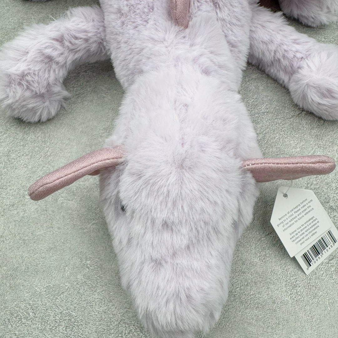 图片[3]-＃原单 Jellycat 玩偶 毛绒公仔 紫龙 50CM 科普：Jellycat是一个英国玩具品牌，创立于1999年，由William和Thomas兄弟二人在伦敦创立。该品牌专注于设计玩偶玩具，并全情投入于最有趣、环保和独特的软玩具领域。Jellycat的产品设计丰富且有创意，其毛绒玩具以可爱的动物形象为主打，深受全球儿童的喜爱。品牌的产品线包括各种动物系列、海洋系列、蔬果美食系列、植物系列等，每个系列都有其独特的设计和故事。Jellycat的产品设计理念是打破传统动物毛绒像动物标本一样的形象，通过改变形状、手感、颜色、大小和材料，用成千上万种方式制作一只动物毛绒。品牌的设计师来自世界各地，他们的创意让产品更具多元性，同时也让品牌能够从世界各地的文化中获得设计灵感。近年来，Jellycat品牌方开始跨界合作，与野兽派、华尔道夫酒店等品牌合作推出联名产品，进一步扩大了品牌的影响力。在社交媒体上，Jellycat也日益活跃，通过小红书、Instagram、抖音和TikTok等平台与消费者互动，分享品牌故事和产品信息。Jellycat的产品价格在99元到1699元不等，绝版产品的价格在二手平台上甚至会翻几倍。尽管有消费者认为它高价低质，价格贵、品控不严格等问题频频引来吐槽，但仍有大量粉丝愿意为“治愈”买单，因为这些毛绒玩具成为他们精神上的陪伴。原装100% polyester进口聚酯纤维面料 原厂7D棉 原单环保颗粒 双吊牌加三重水洗标 原配防尘袋 吊打市面通货 注意即使同一家厂 不同的批次面料缸差是一定都有的 官网不同批次都有 经过欧盟CE安全认证 此标准0-100岁的小朋友都适用 这个缸差和造型其实经常入手玩偶的都知道 手工制品 世上每一只jell 都是独一无二的 轻微线头 轻微不对称都是很正常的 无法避免 官网都是一样 底部走线 颗粒填充物 刺绣 走线 肉眼可见的精致 原色未染色面料纱线 超级有质感-选品中心