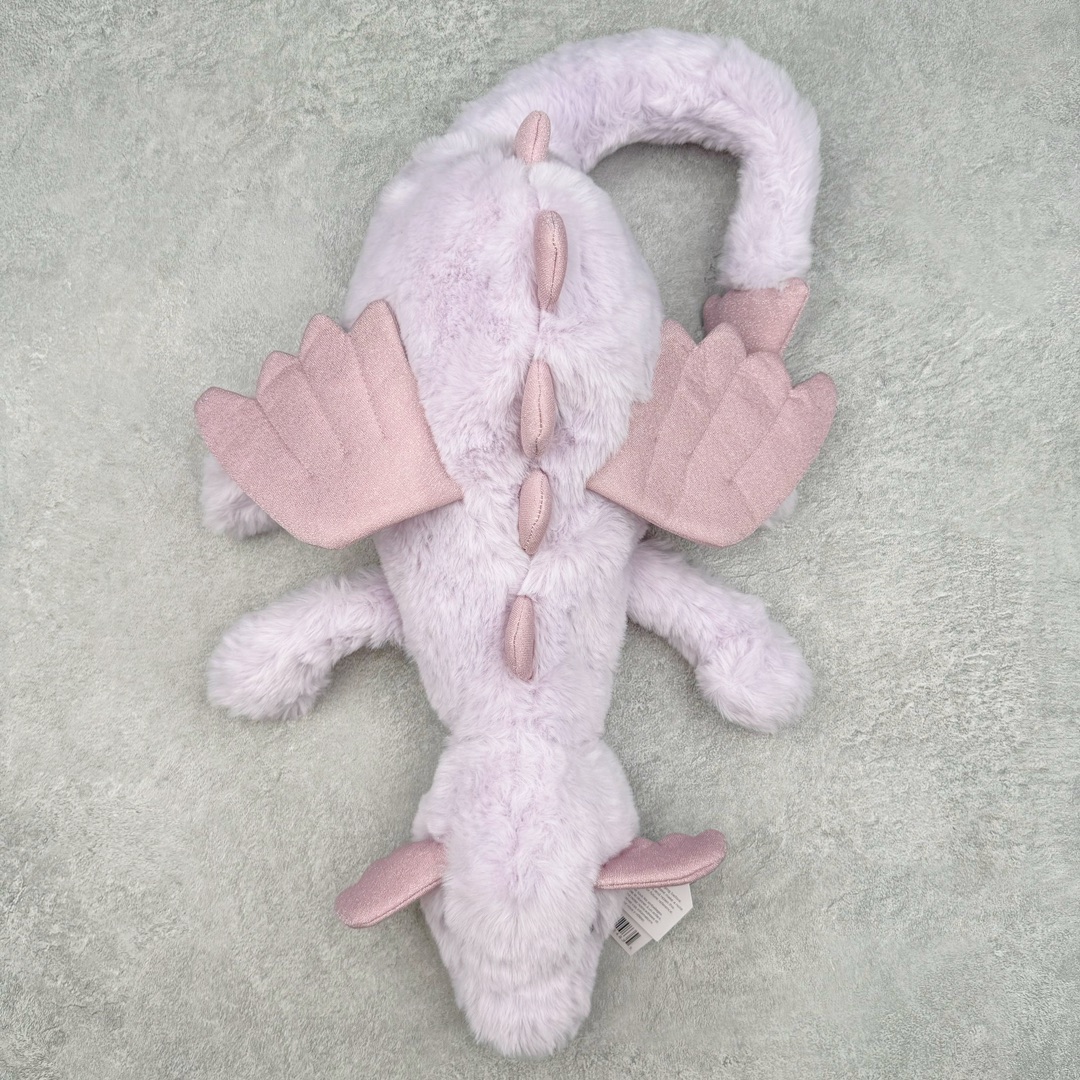 ＃原单 Jellycat 玩偶 毛绒公仔 紫龙 50CM 科普：Jellycat是一个英国玩具品牌，创立于1999年，由William和Thomas兄弟二人在伦敦创立。该品牌专注于设计玩偶玩具，并全情投入于最有趣、环保和独特的软玩具领域。Jellycat的产品设计丰富且有创意，其毛绒玩具以可爱的动物形象为主打，深受全球儿童的喜爱。品牌的产品线包括各种动物系列、海洋系列、蔬果美食系列、植物系列等，每个系列都有其独特的设计和故事。Jellycat的产品设计理念是打破传统动物毛绒像动物标本一样的形象，通过改变形状、手感、颜色、大小和材料，用成千上万种方式制作一只动物毛绒。品牌的设计师来自世界各地，他们的创意让产品更具多元性，同时也让品牌能够从世界各地的文化中获得设计灵感。近年来，Jellycat品牌方开始跨界合作，与野兽派、华尔道夫酒店等品牌合作推出联名产品，进一步扩大了品牌的影响力。在社交媒体上，Jellycat也日益活跃，通过小红书、Instagram、抖音和TikTok等平台与消费者互动，分享品牌故事和产品信息。Jellycat的产品价格在99元到1699元不等，绝版产品的价格在二手平台上甚至会翻几倍。尽管有消费者认为它高价低质，价格贵、品控不严格等问题频频引来吐槽，但仍有大量粉丝愿意为“治愈”买单，因为这些毛绒玩具成为他们精神上的陪伴。原装100% polyester进口聚酯纤维面料 原厂7D棉 原单环保颗粒 双吊牌加三重水洗标 原配防尘袋 吊打市面通货 注意即使同一家厂 不同的批次面料缸差是一定都有的 官网不同批次都有 经过欧盟CE安全认证 此标准0-100岁的小朋友都适用 这个缸差和造型其实经常入手玩偶的都知道 手工制品 世上每一只jell 都是独一无二的 轻微线头 轻微不对称都是很正常的 无法避免 官网都是一样 底部走线 颗粒填充物 刺绣 走线 肉眼可见的精致 原色未染色面料纱线 超级有质感-选品中心