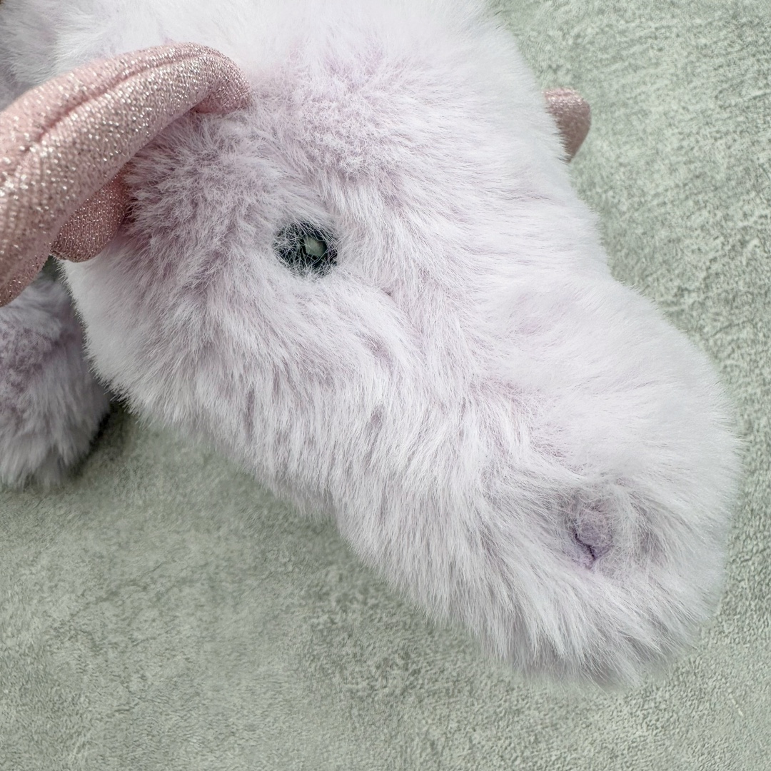 图片[4]-＃原单 Jellycat 玩偶 毛绒公仔 紫龙 50CM 科普：Jellycat是一个英国玩具品牌，创立于1999年，由William和Thomas兄弟二人在伦敦创立。该品牌专注于设计玩偶玩具，并全情投入于最有趣、环保和独特的软玩具领域。Jellycat的产品设计丰富且有创意，其毛绒玩具以可爱的动物形象为主打，深受全球儿童的喜爱。品牌的产品线包括各种动物系列、海洋系列、蔬果美食系列、植物系列等，每个系列都有其独特的设计和故事。Jellycat的产品设计理念是打破传统动物毛绒像动物标本一样的形象，通过改变形状、手感、颜色、大小和材料，用成千上万种方式制作一只动物毛绒。品牌的设计师来自世界各地，他们的创意让产品更具多元性，同时也让品牌能够从世界各地的文化中获得设计灵感。近年来，Jellycat品牌方开始跨界合作，与野兽派、华尔道夫酒店等品牌合作推出联名产品，进一步扩大了品牌的影响力。在社交媒体上，Jellycat也日益活跃，通过小红书、Instagram、抖音和TikTok等平台与消费者互动，分享品牌故事和产品信息。Jellycat的产品价格在99元到1699元不等，绝版产品的价格在二手平台上甚至会翻几倍。尽管有消费者认为它高价低质，价格贵、品控不严格等问题频频引来吐槽，但仍有大量粉丝愿意为“治愈”买单，因为这些毛绒玩具成为他们精神上的陪伴。原装100% polyester进口聚酯纤维面料 原厂7D棉 原单环保颗粒 双吊牌加三重水洗标 原配防尘袋 吊打市面通货 注意即使同一家厂 不同的批次面料缸差是一定都有的 官网不同批次都有 经过欧盟CE安全认证 此标准0-100岁的小朋友都适用 这个缸差和造型其实经常入手玩偶的都知道 手工制品 世上每一只jell 都是独一无二的 轻微线头 轻微不对称都是很正常的 无法避免 官网都是一样 底部走线 颗粒填充物 刺绣 走线 肉眼可见的精致 原色未染色面料纱线 超级有质感-选品中心