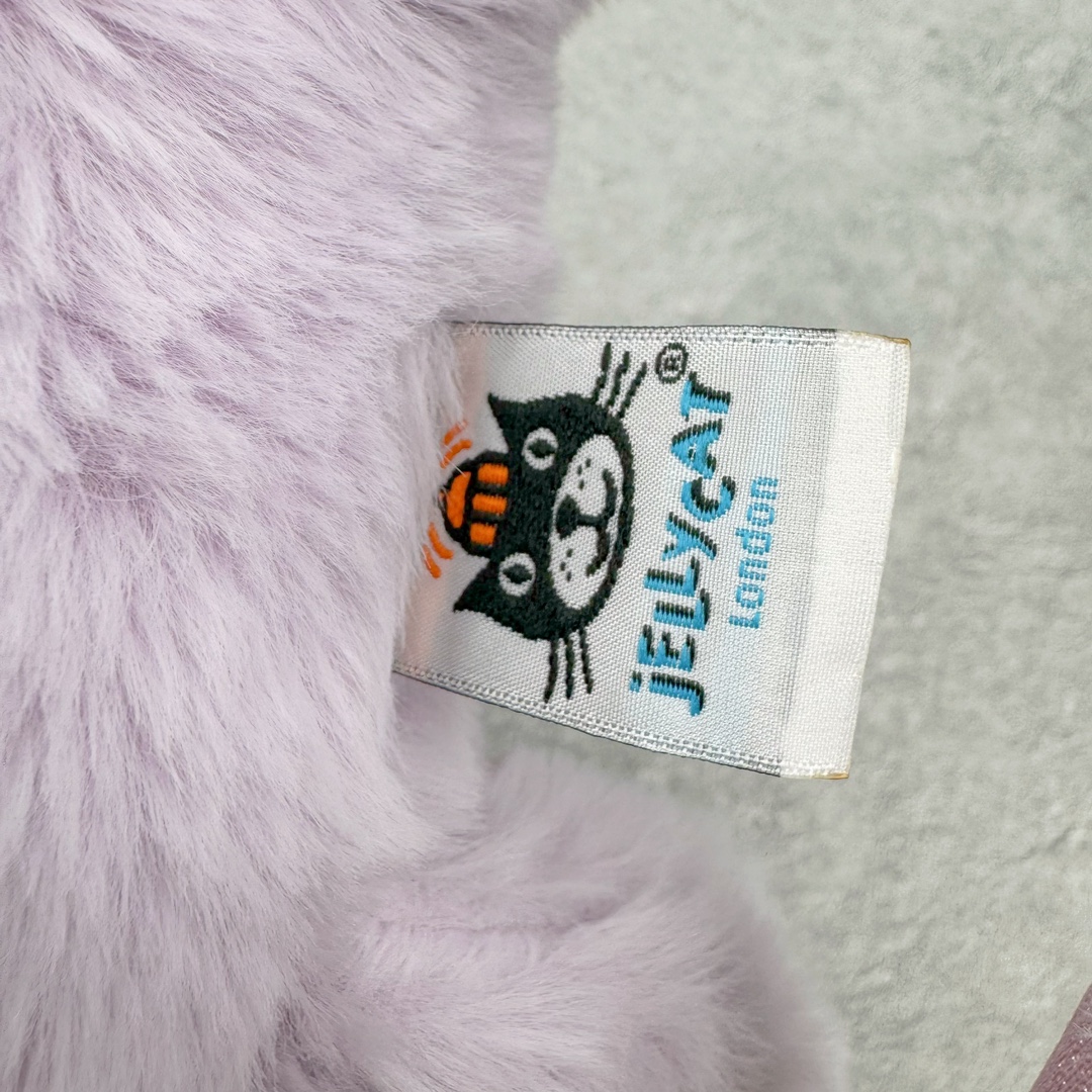 图片[9]-＃原单 Jellycat 玩偶 毛绒公仔 紫龙 50CM 科普：Jellycat是一个英国玩具品牌，创立于1999年，由William和Thomas兄弟二人在伦敦创立。该品牌专注于设计玩偶玩具，并全情投入于最有趣、环保和独特的软玩具领域。Jellycat的产品设计丰富且有创意，其毛绒玩具以可爱的动物形象为主打，深受全球儿童的喜爱。品牌的产品线包括各种动物系列、海洋系列、蔬果美食系列、植物系列等，每个系列都有其独特的设计和故事。Jellycat的产品设计理念是打破传统动物毛绒像动物标本一样的形象，通过改变形状、手感、颜色、大小和材料，用成千上万种方式制作一只动物毛绒。品牌的设计师来自世界各地，他们的创意让产品更具多元性，同时也让品牌能够从世界各地的文化中获得设计灵感。近年来，Jellycat品牌方开始跨界合作，与野兽派、华尔道夫酒店等品牌合作推出联名产品，进一步扩大了品牌的影响力。在社交媒体上，Jellycat也日益活跃，通过小红书、Instagram、抖音和TikTok等平台与消费者互动，分享品牌故事和产品信息。Jellycat的产品价格在99元到1699元不等，绝版产品的价格在二手平台上甚至会翻几倍。尽管有消费者认为它高价低质，价格贵、品控不严格等问题频频引来吐槽，但仍有大量粉丝愿意为“治愈”买单，因为这些毛绒玩具成为他们精神上的陪伴。原装100% polyester进口聚酯纤维面料 原厂7D棉 原单环保颗粒 双吊牌加三重水洗标 原配防尘袋 吊打市面通货 注意即使同一家厂 不同的批次面料缸差是一定都有的 官网不同批次都有 经过欧盟CE安全认证 此标准0-100岁的小朋友都适用 这个缸差和造型其实经常入手玩偶的都知道 手工制品 世上每一只jell 都是独一无二的 轻微线头 轻微不对称都是很正常的 无法避免 官网都是一样 底部走线 颗粒填充物 刺绣 走线 肉眼可见的精致 原色未染色面料纱线 超级有质感-选品中心