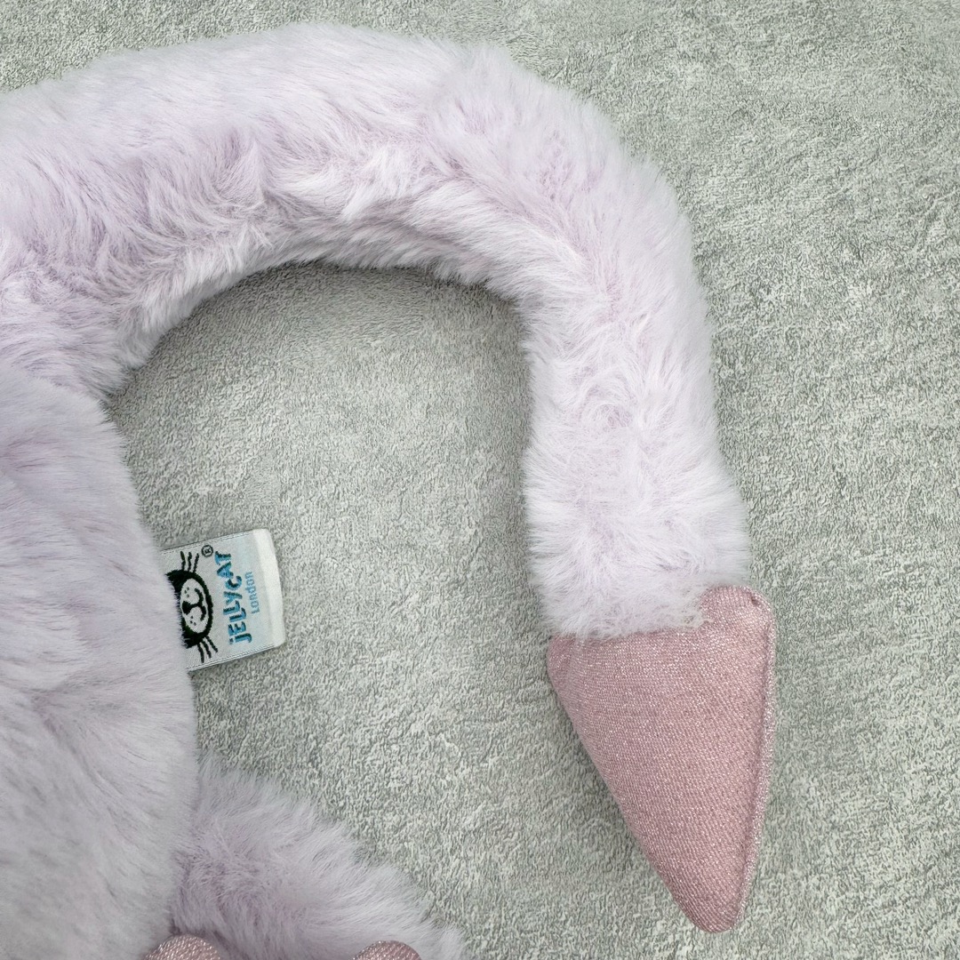 图片[8]-＃原单 Jellycat 玩偶 毛绒公仔 紫龙 50CM 科普：Jellycat是一个英国玩具品牌，创立于1999年，由William和Thomas兄弟二人在伦敦创立。该品牌专注于设计玩偶玩具，并全情投入于最有趣、环保和独特的软玩具领域。Jellycat的产品设计丰富且有创意，其毛绒玩具以可爱的动物形象为主打，深受全球儿童的喜爱。品牌的产品线包括各种动物系列、海洋系列、蔬果美食系列、植物系列等，每个系列都有其独特的设计和故事。Jellycat的产品设计理念是打破传统动物毛绒像动物标本一样的形象，通过改变形状、手感、颜色、大小和材料，用成千上万种方式制作一只动物毛绒。品牌的设计师来自世界各地，他们的创意让产品更具多元性，同时也让品牌能够从世界各地的文化中获得设计灵感。近年来，Jellycat品牌方开始跨界合作，与野兽派、华尔道夫酒店等品牌合作推出联名产品，进一步扩大了品牌的影响力。在社交媒体上，Jellycat也日益活跃，通过小红书、Instagram、抖音和TikTok等平台与消费者互动，分享品牌故事和产品信息。Jellycat的产品价格在99元到1699元不等，绝版产品的价格在二手平台上甚至会翻几倍。尽管有消费者认为它高价低质，价格贵、品控不严格等问题频频引来吐槽，但仍有大量粉丝愿意为“治愈”买单，因为这些毛绒玩具成为他们精神上的陪伴。原装100% polyester进口聚酯纤维面料 原厂7D棉 原单环保颗粒 双吊牌加三重水洗标 原配防尘袋 吊打市面通货 注意即使同一家厂 不同的批次面料缸差是一定都有的 官网不同批次都有 经过欧盟CE安全认证 此标准0-100岁的小朋友都适用 这个缸差和造型其实经常入手玩偶的都知道 手工制品 世上每一只jell 都是独一无二的 轻微线头 轻微不对称都是很正常的 无法避免 官网都是一样 底部走线 颗粒填充物 刺绣 走线 肉眼可见的精致 原色未染色面料纱线 超级有质感-选品中心