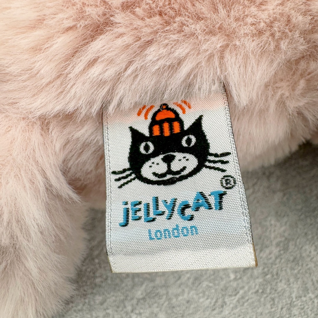图片[11]-＃原单 Jellycat 玩偶 毛绒公仔 玫瑰色粉龙 50CM 科普：Jellycat是一个英国玩具品牌，创立于1999年，由William和Thomas兄弟二人在伦敦创立。该品牌专注于设计玩偶玩具，并全情投入于最有趣、环保和独特的软玩具领域。Jellycat的产品设计丰富且有创意，其毛绒玩具以可爱的动物形象为主打，深受全球儿童的喜爱。品牌的产品线包括各种动物系列、海洋系列、蔬果美食系列、植物系列等，每个系列都有其独特的设计和故事。Jellycat的产品设计理念是打破传统动物毛绒像动物标本一样的形象，通过改变形状、手感、颜色、大小和材料，用成千上万种方式制作一只动物毛绒。品牌的设计师来自世界各地，他们的创意让产品更具多元性，同时也让品牌能够从世界各地的文化中获得设计灵感。近年来，Jellycat品牌方开始跨界合作，与野兽派、华尔道夫酒店等品牌合作推出联名产品，进一步扩大了品牌的影响力。在社交媒体上，Jellycat也日益活跃，通过小红书、Instagram、抖音和TikTok等平台与消费者互动，分享品牌故事和产品信息。Jellycat的产品价格在99元到1699元不等，绝版产品的价格在二手平台上甚至会翻几倍。尽管有消费者认为它高价低质，价格贵、品控不严格等问题频频引来吐槽，但仍有大量粉丝愿意为“治愈”买单，因为这些毛绒玩具成为他们精神上的陪伴。原装100% polyester进口聚酯纤维面料 原厂7D棉 原单环保颗粒 双吊牌加三重水洗标 原配防尘袋 吊打市面通货 注意即使同一家厂 不同的批次面料缸差是一定都有的 官网不同批次都有 经过欧盟CE安全认证 此标准0-100岁的小朋友都适用 这个缸差和造型其实经常入手玩偶的都知道 手工制品 世上每一只jell 都是独一无二的 轻微线头 轻微不对称都是很正常的 无法避免 官网都是一样 底部走线 颗粒填充物 刺绣 走线 肉眼可见的精致 原色未染色面料纱线 超级有质感-选品中心