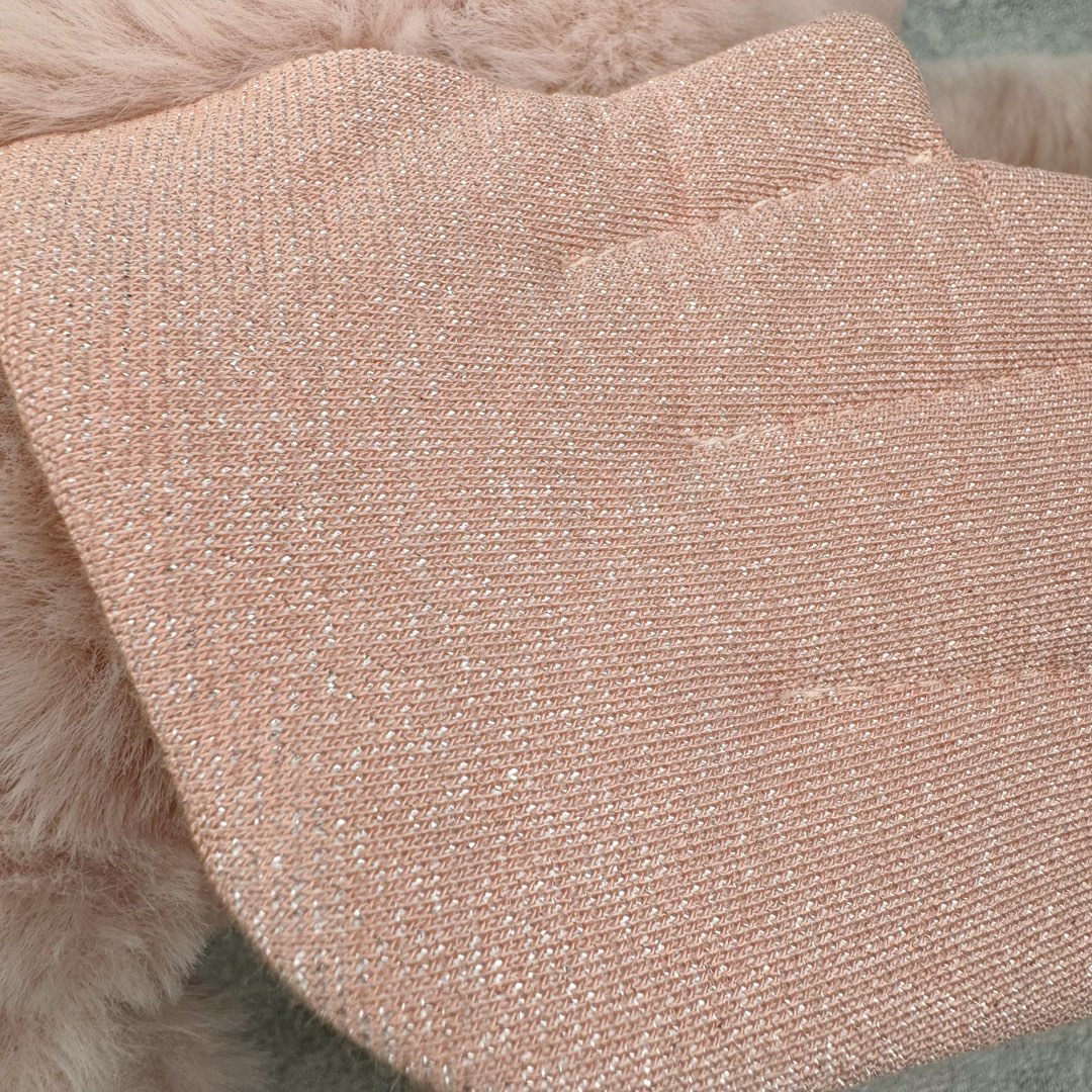 图片[9]-＃原单 Jellycat 玩偶 毛绒公仔 玫瑰色粉龙 50CM 科普：Jellycat是一个英国玩具品牌，创立于1999年，由William和Thomas兄弟二人在伦敦创立。该品牌专注于设计玩偶玩具，并全情投入于最有趣、环保和独特的软玩具领域。Jellycat的产品设计丰富且有创意，其毛绒玩具以可爱的动物形象为主打，深受全球儿童的喜爱。品牌的产品线包括各种动物系列、海洋系列、蔬果美食系列、植物系列等，每个系列都有其独特的设计和故事。Jellycat的产品设计理念是打破传统动物毛绒像动物标本一样的形象，通过改变形状、手感、颜色、大小和材料，用成千上万种方式制作一只动物毛绒。品牌的设计师来自世界各地，他们的创意让产品更具多元性，同时也让品牌能够从世界各地的文化中获得设计灵感。近年来，Jellycat品牌方开始跨界合作，与野兽派、华尔道夫酒店等品牌合作推出联名产品，进一步扩大了品牌的影响力。在社交媒体上，Jellycat也日益活跃，通过小红书、Instagram、抖音和TikTok等平台与消费者互动，分享品牌故事和产品信息。Jellycat的产品价格在99元到1699元不等，绝版产品的价格在二手平台上甚至会翻几倍。尽管有消费者认为它高价低质，价格贵、品控不严格等问题频频引来吐槽，但仍有大量粉丝愿意为“治愈”买单，因为这些毛绒玩具成为他们精神上的陪伴。原装100% polyester进口聚酯纤维面料 原厂7D棉 原单环保颗粒 双吊牌加三重水洗标 原配防尘袋 吊打市面通货 注意即使同一家厂 不同的批次面料缸差是一定都有的 官网不同批次都有 经过欧盟CE安全认证 此标准0-100岁的小朋友都适用 这个缸差和造型其实经常入手玩偶的都知道 手工制品 世上每一只jell 都是独一无二的 轻微线头 轻微不对称都是很正常的 无法避免 官网都是一样 底部走线 颗粒填充物 刺绣 走线 肉眼可见的精致 原色未染色面料纱线 超级有质感-选品中心