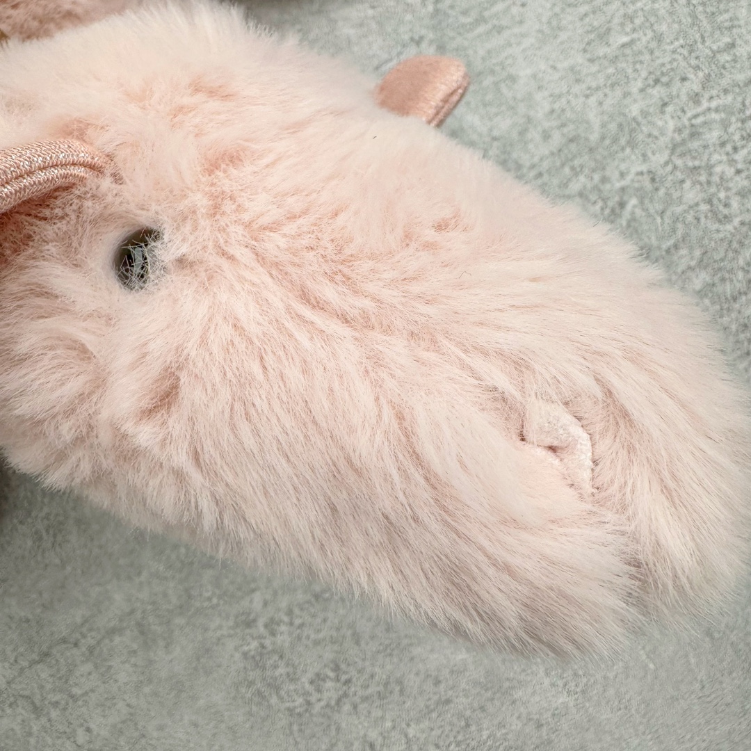 图片[7]-＃原单 Jellycat 玩偶 毛绒公仔 玫瑰色粉龙 50CM 科普：Jellycat是一个英国玩具品牌，创立于1999年，由William和Thomas兄弟二人在伦敦创立。该品牌专注于设计玩偶玩具，并全情投入于最有趣、环保和独特的软玩具领域。Jellycat的产品设计丰富且有创意，其毛绒玩具以可爱的动物形象为主打，深受全球儿童的喜爱。品牌的产品线包括各种动物系列、海洋系列、蔬果美食系列、植物系列等，每个系列都有其独特的设计和故事。Jellycat的产品设计理念是打破传统动物毛绒像动物标本一样的形象，通过改变形状、手感、颜色、大小和材料，用成千上万种方式制作一只动物毛绒。品牌的设计师来自世界各地，他们的创意让产品更具多元性，同时也让品牌能够从世界各地的文化中获得设计灵感。近年来，Jellycat品牌方开始跨界合作，与野兽派、华尔道夫酒店等品牌合作推出联名产品，进一步扩大了品牌的影响力。在社交媒体上，Jellycat也日益活跃，通过小红书、Instagram、抖音和TikTok等平台与消费者互动，分享品牌故事和产品信息。Jellycat的产品价格在99元到1699元不等，绝版产品的价格在二手平台上甚至会翻几倍。尽管有消费者认为它高价低质，价格贵、品控不严格等问题频频引来吐槽，但仍有大量粉丝愿意为“治愈”买单，因为这些毛绒玩具成为他们精神上的陪伴。原装100% polyester进口聚酯纤维面料 原厂7D棉 原单环保颗粒 双吊牌加三重水洗标 原配防尘袋 吊打市面通货 注意即使同一家厂 不同的批次面料缸差是一定都有的 官网不同批次都有 经过欧盟CE安全认证 此标准0-100岁的小朋友都适用 这个缸差和造型其实经常入手玩偶的都知道 手工制品 世上每一只jell 都是独一无二的 轻微线头 轻微不对称都是很正常的 无法避免 官网都是一样 底部走线 颗粒填充物 刺绣 走线 肉眼可见的精致 原色未染色面料纱线 超级有质感-选品中心