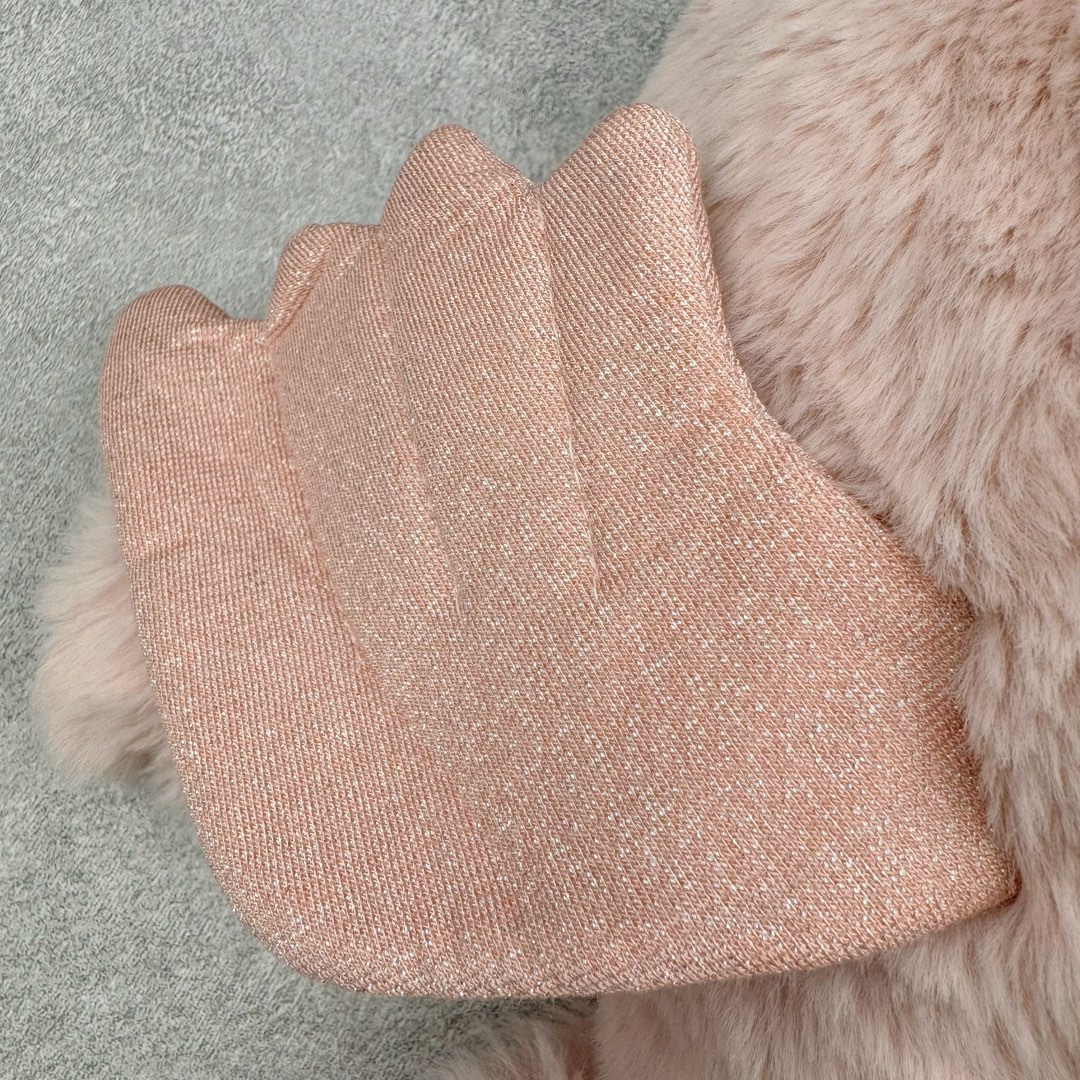 图片[8]-＃原单 Jellycat 玩偶 毛绒公仔 玫瑰色粉龙 50CM 科普：Jellycat是一个英国玩具品牌，创立于1999年，由William和Thomas兄弟二人在伦敦创立。该品牌专注于设计玩偶玩具，并全情投入于最有趣、环保和独特的软玩具领域。Jellycat的产品设计丰富且有创意，其毛绒玩具以可爱的动物形象为主打，深受全球儿童的喜爱。品牌的产品线包括各种动物系列、海洋系列、蔬果美食系列、植物系列等，每个系列都有其独特的设计和故事。Jellycat的产品设计理念是打破传统动物毛绒像动物标本一样的形象，通过改变形状、手感、颜色、大小和材料，用成千上万种方式制作一只动物毛绒。品牌的设计师来自世界各地，他们的创意让产品更具多元性，同时也让品牌能够从世界各地的文化中获得设计灵感。近年来，Jellycat品牌方开始跨界合作，与野兽派、华尔道夫酒店等品牌合作推出联名产品，进一步扩大了品牌的影响力。在社交媒体上，Jellycat也日益活跃，通过小红书、Instagram、抖音和TikTok等平台与消费者互动，分享品牌故事和产品信息。Jellycat的产品价格在99元到1699元不等，绝版产品的价格在二手平台上甚至会翻几倍。尽管有消费者认为它高价低质，价格贵、品控不严格等问题频频引来吐槽，但仍有大量粉丝愿意为“治愈”买单，因为这些毛绒玩具成为他们精神上的陪伴。原装100% polyester进口聚酯纤维面料 原厂7D棉 原单环保颗粒 双吊牌加三重水洗标 原配防尘袋 吊打市面通货 注意即使同一家厂 不同的批次面料缸差是一定都有的 官网不同批次都有 经过欧盟CE安全认证 此标准0-100岁的小朋友都适用 这个缸差和造型其实经常入手玩偶的都知道 手工制品 世上每一只jell 都是独一无二的 轻微线头 轻微不对称都是很正常的 无法避免 官网都是一样 底部走线 颗粒填充物 刺绣 走线 肉眼可见的精致 原色未染色面料纱线 超级有质感-选品中心