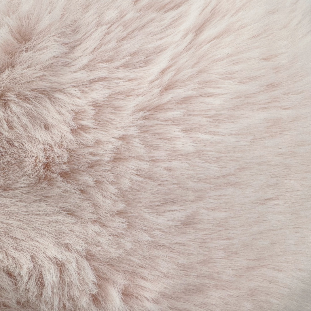 图片[10]-＃原单 Jellycat 玩偶 毛绒公仔 玫瑰色粉龙 50CM 科普：Jellycat是一个英国玩具品牌，创立于1999年，由William和Thomas兄弟二人在伦敦创立。该品牌专注于设计玩偶玩具，并全情投入于最有趣、环保和独特的软玩具领域。Jellycat的产品设计丰富且有创意，其毛绒玩具以可爱的动物形象为主打，深受全球儿童的喜爱。品牌的产品线包括各种动物系列、海洋系列、蔬果美食系列、植物系列等，每个系列都有其独特的设计和故事。Jellycat的产品设计理念是打破传统动物毛绒像动物标本一样的形象，通过改变形状、手感、颜色、大小和材料，用成千上万种方式制作一只动物毛绒。品牌的设计师来自世界各地，他们的创意让产品更具多元性，同时也让品牌能够从世界各地的文化中获得设计灵感。近年来，Jellycat品牌方开始跨界合作，与野兽派、华尔道夫酒店等品牌合作推出联名产品，进一步扩大了品牌的影响力。在社交媒体上，Jellycat也日益活跃，通过小红书、Instagram、抖音和TikTok等平台与消费者互动，分享品牌故事和产品信息。Jellycat的产品价格在99元到1699元不等，绝版产品的价格在二手平台上甚至会翻几倍。尽管有消费者认为它高价低质，价格贵、品控不严格等问题频频引来吐槽，但仍有大量粉丝愿意为“治愈”买单，因为这些毛绒玩具成为他们精神上的陪伴。原装100% polyester进口聚酯纤维面料 原厂7D棉 原单环保颗粒 双吊牌加三重水洗标 原配防尘袋 吊打市面通货 注意即使同一家厂 不同的批次面料缸差是一定都有的 官网不同批次都有 经过欧盟CE安全认证 此标准0-100岁的小朋友都适用 这个缸差和造型其实经常入手玩偶的都知道 手工制品 世上每一只jell 都是独一无二的 轻微线头 轻微不对称都是很正常的 无法避免 官网都是一样 底部走线 颗粒填充物 刺绣 走线 肉眼可见的精致 原色未染色面料纱线 超级有质感-选品中心