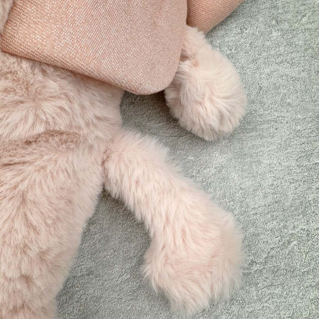 图片[5]-＃原单 Jellycat 玩偶 毛绒公仔 玫瑰色粉龙 50CM 科普：Jellycat是一个英国玩具品牌，创立于1999年，由William和Thomas兄弟二人在伦敦创立。该品牌专注于设计玩偶玩具，并全情投入于最有趣、环保和独特的软玩具领域。Jellycat的产品设计丰富且有创意，其毛绒玩具以可爱的动物形象为主打，深受全球儿童的喜爱。品牌的产品线包括各种动物系列、海洋系列、蔬果美食系列、植物系列等，每个系列都有其独特的设计和故事。Jellycat的产品设计理念是打破传统动物毛绒像动物标本一样的形象，通过改变形状、手感、颜色、大小和材料，用成千上万种方式制作一只动物毛绒。品牌的设计师来自世界各地，他们的创意让产品更具多元性，同时也让品牌能够从世界各地的文化中获得设计灵感。近年来，Jellycat品牌方开始跨界合作，与野兽派、华尔道夫酒店等品牌合作推出联名产品，进一步扩大了品牌的影响力。在社交媒体上，Jellycat也日益活跃，通过小红书、Instagram、抖音和TikTok等平台与消费者互动，分享品牌故事和产品信息。Jellycat的产品价格在99元到1699元不等，绝版产品的价格在二手平台上甚至会翻几倍。尽管有消费者认为它高价低质，价格贵、品控不严格等问题频频引来吐槽，但仍有大量粉丝愿意为“治愈”买单，因为这些毛绒玩具成为他们精神上的陪伴。原装100% polyester进口聚酯纤维面料 原厂7D棉 原单环保颗粒 双吊牌加三重水洗标 原配防尘袋 吊打市面通货 注意即使同一家厂 不同的批次面料缸差是一定都有的 官网不同批次都有 经过欧盟CE安全认证 此标准0-100岁的小朋友都适用 这个缸差和造型其实经常入手玩偶的都知道 手工制品 世上每一只jell 都是独一无二的 轻微线头 轻微不对称都是很正常的 无法避免 官网都是一样 底部走线 颗粒填充物 刺绣 走线 肉眼可见的精致 原色未染色面料纱线 超级有质感-选品中心