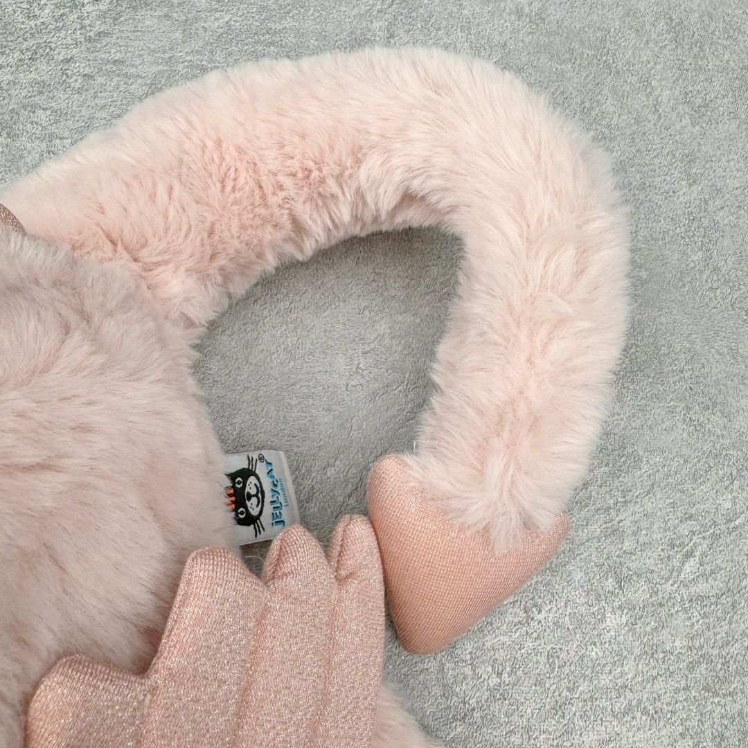 图片[6]-＃原单 Jellycat 玩偶 毛绒公仔 玫瑰色粉龙 50CM 科普：Jellycat是一个英国玩具品牌，创立于1999年，由William和Thomas兄弟二人在伦敦创立。该品牌专注于设计玩偶玩具，并全情投入于最有趣、环保和独特的软玩具领域。Jellycat的产品设计丰富且有创意，其毛绒玩具以可爱的动物形象为主打，深受全球儿童的喜爱。品牌的产品线包括各种动物系列、海洋系列、蔬果美食系列、植物系列等，每个系列都有其独特的设计和故事。Jellycat的产品设计理念是打破传统动物毛绒像动物标本一样的形象，通过改变形状、手感、颜色、大小和材料，用成千上万种方式制作一只动物毛绒。品牌的设计师来自世界各地，他们的创意让产品更具多元性，同时也让品牌能够从世界各地的文化中获得设计灵感。近年来，Jellycat品牌方开始跨界合作，与野兽派、华尔道夫酒店等品牌合作推出联名产品，进一步扩大了品牌的影响力。在社交媒体上，Jellycat也日益活跃，通过小红书、Instagram、抖音和TikTok等平台与消费者互动，分享品牌故事和产品信息。Jellycat的产品价格在99元到1699元不等，绝版产品的价格在二手平台上甚至会翻几倍。尽管有消费者认为它高价低质，价格贵、品控不严格等问题频频引来吐槽，但仍有大量粉丝愿意为“治愈”买单，因为这些毛绒玩具成为他们精神上的陪伴。原装100% polyester进口聚酯纤维面料 原厂7D棉 原单环保颗粒 双吊牌加三重水洗标 原配防尘袋 吊打市面通货 注意即使同一家厂 不同的批次面料缸差是一定都有的 官网不同批次都有 经过欧盟CE安全认证 此标准0-100岁的小朋友都适用 这个缸差和造型其实经常入手玩偶的都知道 手工制品 世上每一只jell 都是独一无二的 轻微线头 轻微不对称都是很正常的 无法避免 官网都是一样 底部走线 颗粒填充物 刺绣 走线 肉眼可见的精致 原色未染色面料纱线 超级有质感-选品中心