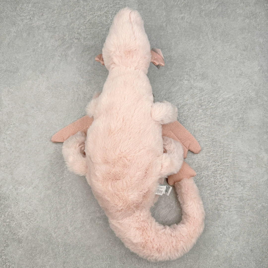 图片[2]-＃原单 Jellycat 玩偶 毛绒公仔 玫瑰色粉龙 50CM 科普：Jellycat是一个英国玩具品牌，创立于1999年，由William和Thomas兄弟二人在伦敦创立。该品牌专注于设计玩偶玩具，并全情投入于最有趣、环保和独特的软玩具领域。Jellycat的产品设计丰富且有创意，其毛绒玩具以可爱的动物形象为主打，深受全球儿童的喜爱。品牌的产品线包括各种动物系列、海洋系列、蔬果美食系列、植物系列等，每个系列都有其独特的设计和故事。Jellycat的产品设计理念是打破传统动物毛绒像动物标本一样的形象，通过改变形状、手感、颜色、大小和材料，用成千上万种方式制作一只动物毛绒。品牌的设计师来自世界各地，他们的创意让产品更具多元性，同时也让品牌能够从世界各地的文化中获得设计灵感。近年来，Jellycat品牌方开始跨界合作，与野兽派、华尔道夫酒店等品牌合作推出联名产品，进一步扩大了品牌的影响力。在社交媒体上，Jellycat也日益活跃，通过小红书、Instagram、抖音和TikTok等平台与消费者互动，分享品牌故事和产品信息。Jellycat的产品价格在99元到1699元不等，绝版产品的价格在二手平台上甚至会翻几倍。尽管有消费者认为它高价低质，价格贵、品控不严格等问题频频引来吐槽，但仍有大量粉丝愿意为“治愈”买单，因为这些毛绒玩具成为他们精神上的陪伴。原装100% polyester进口聚酯纤维面料 原厂7D棉 原单环保颗粒 双吊牌加三重水洗标 原配防尘袋 吊打市面通货 注意即使同一家厂 不同的批次面料缸差是一定都有的 官网不同批次都有 经过欧盟CE安全认证 此标准0-100岁的小朋友都适用 这个缸差和造型其实经常入手玩偶的都知道 手工制品 世上每一只jell 都是独一无二的 轻微线头 轻微不对称都是很正常的 无法避免 官网都是一样 底部走线 颗粒填充物 刺绣 走线 肉眼可见的精致 原色未染色面料纱线 超级有质感-选品中心