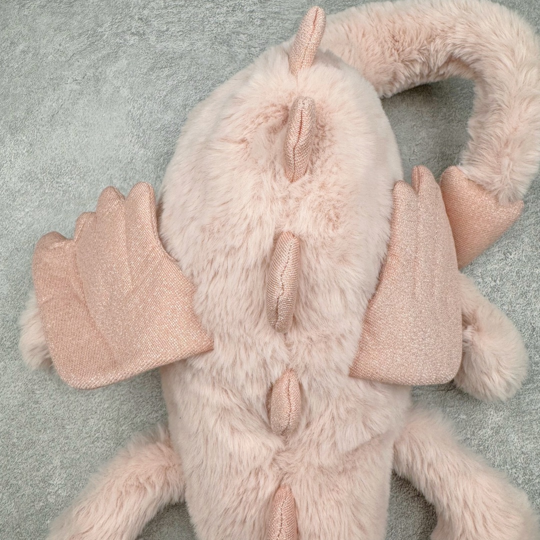 图片[3]-＃原单 Jellycat 玩偶 毛绒公仔 玫瑰色粉龙 50CM 科普：Jellycat是一个英国玩具品牌，创立于1999年，由William和Thomas兄弟二人在伦敦创立。该品牌专注于设计玩偶玩具，并全情投入于最有趣、环保和独特的软玩具领域。Jellycat的产品设计丰富且有创意，其毛绒玩具以可爱的动物形象为主打，深受全球儿童的喜爱。品牌的产品线包括各种动物系列、海洋系列、蔬果美食系列、植物系列等，每个系列都有其独特的设计和故事。Jellycat的产品设计理念是打破传统动物毛绒像动物标本一样的形象，通过改变形状、手感、颜色、大小和材料，用成千上万种方式制作一只动物毛绒。品牌的设计师来自世界各地，他们的创意让产品更具多元性，同时也让品牌能够从世界各地的文化中获得设计灵感。近年来，Jellycat品牌方开始跨界合作，与野兽派、华尔道夫酒店等品牌合作推出联名产品，进一步扩大了品牌的影响力。在社交媒体上，Jellycat也日益活跃，通过小红书、Instagram、抖音和TikTok等平台与消费者互动，分享品牌故事和产品信息。Jellycat的产品价格在99元到1699元不等，绝版产品的价格在二手平台上甚至会翻几倍。尽管有消费者认为它高价低质，价格贵、品控不严格等问题频频引来吐槽，但仍有大量粉丝愿意为“治愈”买单，因为这些毛绒玩具成为他们精神上的陪伴。原装100% polyester进口聚酯纤维面料 原厂7D棉 原单环保颗粒 双吊牌加三重水洗标 原配防尘袋 吊打市面通货 注意即使同一家厂 不同的批次面料缸差是一定都有的 官网不同批次都有 经过欧盟CE安全认证 此标准0-100岁的小朋友都适用 这个缸差和造型其实经常入手玩偶的都知道 手工制品 世上每一只jell 都是独一无二的 轻微线头 轻微不对称都是很正常的 无法避免 官网都是一样 底部走线 颗粒填充物 刺绣 走线 肉眼可见的精致 原色未染色面料纱线 超级有质感-选品中心