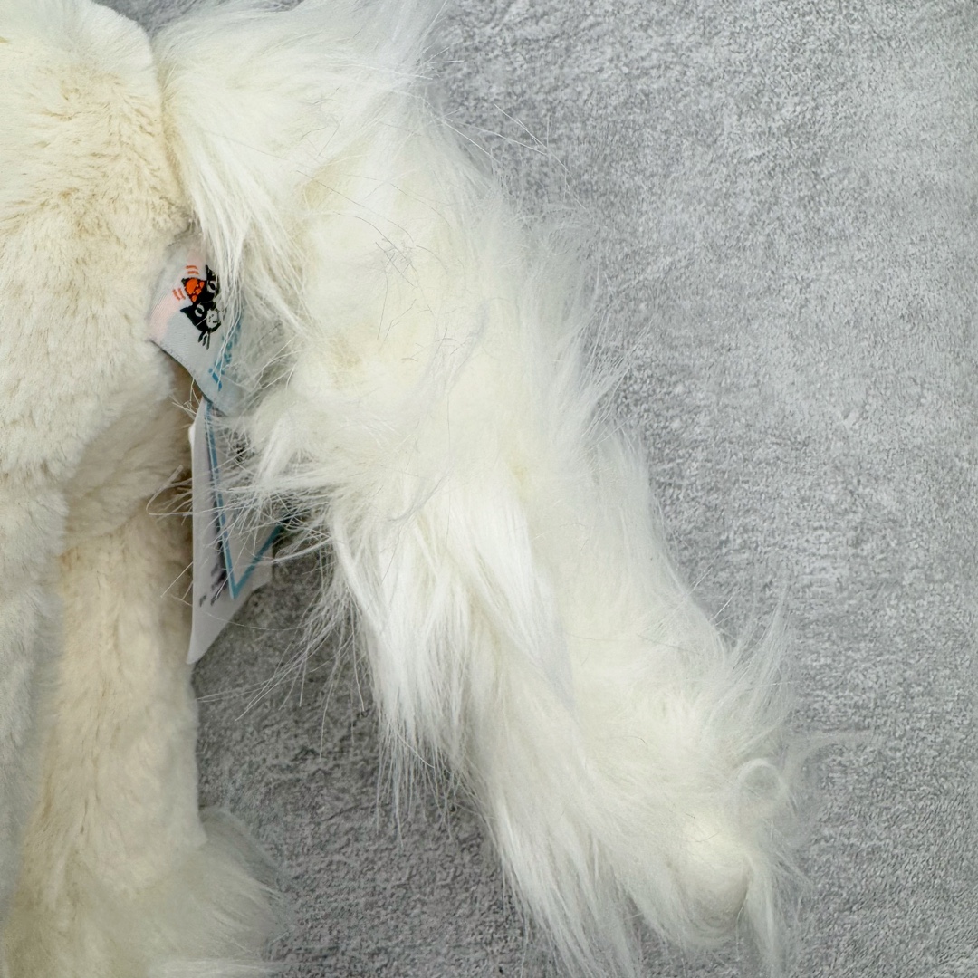 图片[4]-＃原单 Jellycat 玩偶 毛绒公仔 独角兽 31CM 科普：Jellycat是一个英国玩具品牌，创立于1999年，由William和Thomas兄弟二人在伦敦创立。该品牌专注于设计玩偶玩具，并全情投入于最有趣、环保和独特的软玩具领域。Jellycat的产品设计丰富且有创意，其毛绒玩具以可爱的动物形象为主打，深受全球儿童的喜爱。品牌的产品线包括各种动物系列、海洋系列、蔬果美食系列、植物系列等，每个系列都有其独特的设计和故事。Jellycat的产品设计理念是打破传统动物毛绒像动物标本一样的形象，通过改变形状、手感、颜色、大小和材料，用成千上万种方式制作一只动物毛绒。品牌的设计师来自世界各地，他们的创意让产品更具多元性，同时也让品牌能够从世界各地的文化中获得设计灵感。近年来，Jellycat品牌方开始跨界合作，与野兽派、华尔道夫酒店等品牌合作推出联名产品，进一步扩大了品牌的影响力。在社交媒体上，Jellycat也日益活跃，通过小红书、Instagram、抖音和TikTok等平台与消费者互动，分享品牌故事和产品信息。Jellycat的产品价格在99元到1699元不等，绝版产品的价格在二手平台上甚至会翻几倍。尽管有消费者认为它高价低质，价格贵、品控不严格等问题频频引来吐槽，但仍有大量粉丝愿意为“治愈”买单，因为这些毛绒玩具成为他们精神上的陪伴。原装100% polyester进口聚酯纤维面料 原厂7D棉 原单环保颗粒 双吊牌加三重水洗标 原配防尘袋 吊打市面通货 注意即使同一家厂 不同的批次面料缸差是一定都有的 官网不同批次都有 经过欧盟CE安全认证 此标准0-100岁的小朋友都适用 这个缸差和造型其实经常入手玩偶的都知道 手工制品 世上每一只jell 都是独一无二的 轻微线头 轻微不对称都是很正常的 无法避免 官网都是一样 底部走线 颗粒填充物 刺绣 走线 肉眼可见的精致 原色未染色面料纱线 超级有质感-选品中心