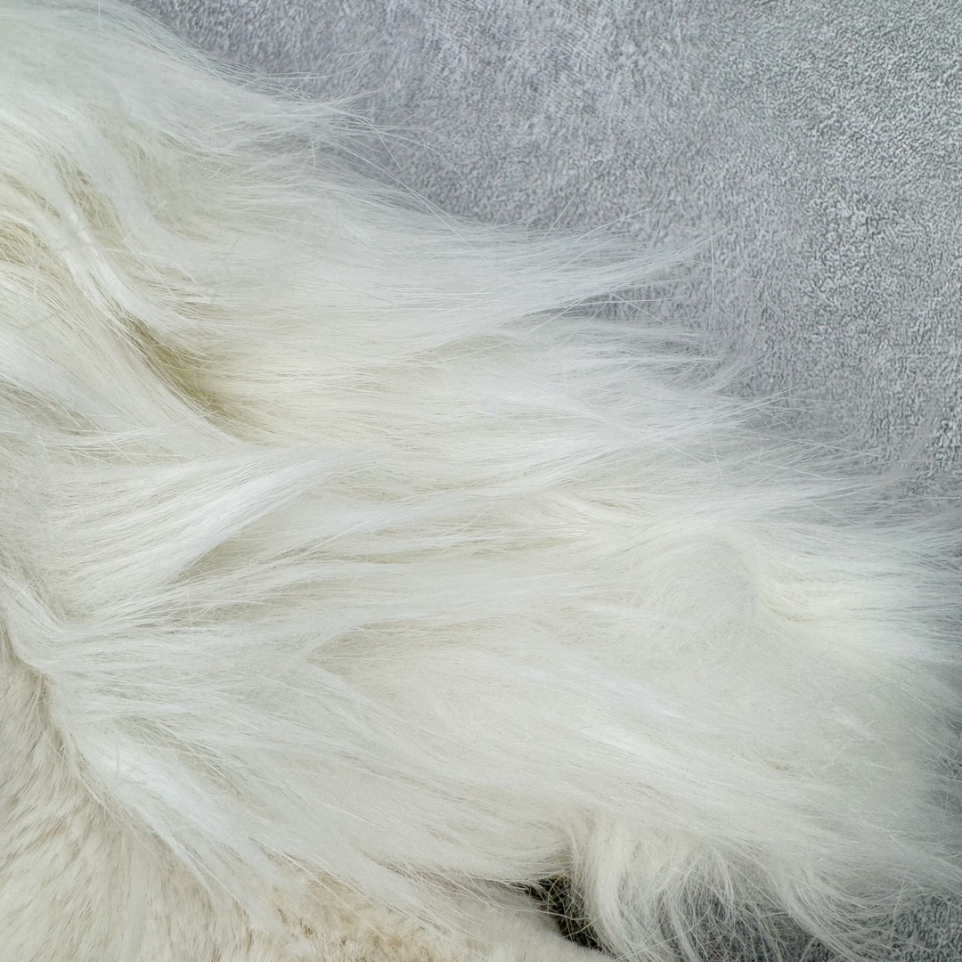 图片[10]-＃原单 Jellycat 玩偶 毛绒公仔 独角兽 31CM 科普：Jellycat是一个英国玩具品牌，创立于1999年，由William和Thomas兄弟二人在伦敦创立。该品牌专注于设计玩偶玩具，并全情投入于最有趣、环保和独特的软玩具领域。Jellycat的产品设计丰富且有创意，其毛绒玩具以可爱的动物形象为主打，深受全球儿童的喜爱。品牌的产品线包括各种动物系列、海洋系列、蔬果美食系列、植物系列等，每个系列都有其独特的设计和故事。Jellycat的产品设计理念是打破传统动物毛绒像动物标本一样的形象，通过改变形状、手感、颜色、大小和材料，用成千上万种方式制作一只动物毛绒。品牌的设计师来自世界各地，他们的创意让产品更具多元性，同时也让品牌能够从世界各地的文化中获得设计灵感。近年来，Jellycat品牌方开始跨界合作，与野兽派、华尔道夫酒店等品牌合作推出联名产品，进一步扩大了品牌的影响力。在社交媒体上，Jellycat也日益活跃，通过小红书、Instagram、抖音和TikTok等平台与消费者互动，分享品牌故事和产品信息。Jellycat的产品价格在99元到1699元不等，绝版产品的价格在二手平台上甚至会翻几倍。尽管有消费者认为它高价低质，价格贵、品控不严格等问题频频引来吐槽，但仍有大量粉丝愿意为“治愈”买单，因为这些毛绒玩具成为他们精神上的陪伴。原装100% polyester进口聚酯纤维面料 原厂7D棉 原单环保颗粒 双吊牌加三重水洗标 原配防尘袋 吊打市面通货 注意即使同一家厂 不同的批次面料缸差是一定都有的 官网不同批次都有 经过欧盟CE安全认证 此标准0-100岁的小朋友都适用 这个缸差和造型其实经常入手玩偶的都知道 手工制品 世上每一只jell 都是独一无二的 轻微线头 轻微不对称都是很正常的 无法避免 官网都是一样 底部走线 颗粒填充物 刺绣 走线 肉眼可见的精致 原色未染色面料纱线 超级有质感-选品中心