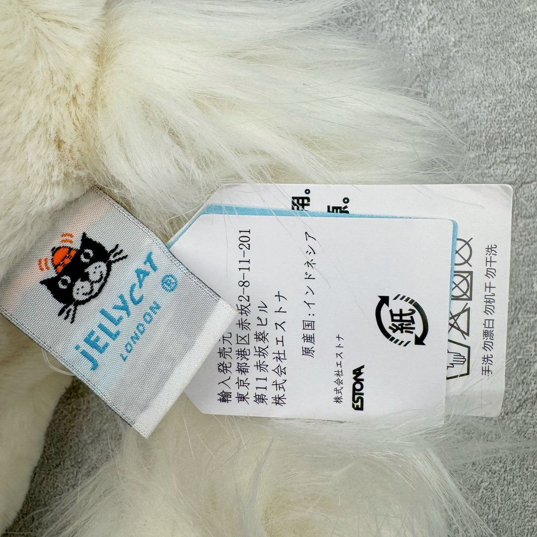图片[11]-＃原单 Jellycat 玩偶 毛绒公仔 独角兽 31CM 科普：Jellycat是一个英国玩具品牌，创立于1999年，由William和Thomas兄弟二人在伦敦创立。该品牌专注于设计玩偶玩具，并全情投入于最有趣、环保和独特的软玩具领域。Jellycat的产品设计丰富且有创意，其毛绒玩具以可爱的动物形象为主打，深受全球儿童的喜爱。品牌的产品线包括各种动物系列、海洋系列、蔬果美食系列、植物系列等，每个系列都有其独特的设计和故事。Jellycat的产品设计理念是打破传统动物毛绒像动物标本一样的形象，通过改变形状、手感、颜色、大小和材料，用成千上万种方式制作一只动物毛绒。品牌的设计师来自世界各地，他们的创意让产品更具多元性，同时也让品牌能够从世界各地的文化中获得设计灵感。近年来，Jellycat品牌方开始跨界合作，与野兽派、华尔道夫酒店等品牌合作推出联名产品，进一步扩大了品牌的影响力。在社交媒体上，Jellycat也日益活跃，通过小红书、Instagram、抖音和TikTok等平台与消费者互动，分享品牌故事和产品信息。Jellycat的产品价格在99元到1699元不等，绝版产品的价格在二手平台上甚至会翻几倍。尽管有消费者认为它高价低质，价格贵、品控不严格等问题频频引来吐槽，但仍有大量粉丝愿意为“治愈”买单，因为这些毛绒玩具成为他们精神上的陪伴。原装100% polyester进口聚酯纤维面料 原厂7D棉 原单环保颗粒 双吊牌加三重水洗标 原配防尘袋 吊打市面通货 注意即使同一家厂 不同的批次面料缸差是一定都有的 官网不同批次都有 经过欧盟CE安全认证 此标准0-100岁的小朋友都适用 这个缸差和造型其实经常入手玩偶的都知道 手工制品 世上每一只jell 都是独一无二的 轻微线头 轻微不对称都是很正常的 无法避免 官网都是一样 底部走线 颗粒填充物 刺绣 走线 肉眼可见的精致 原色未染色面料纱线 超级有质感-选品中心
