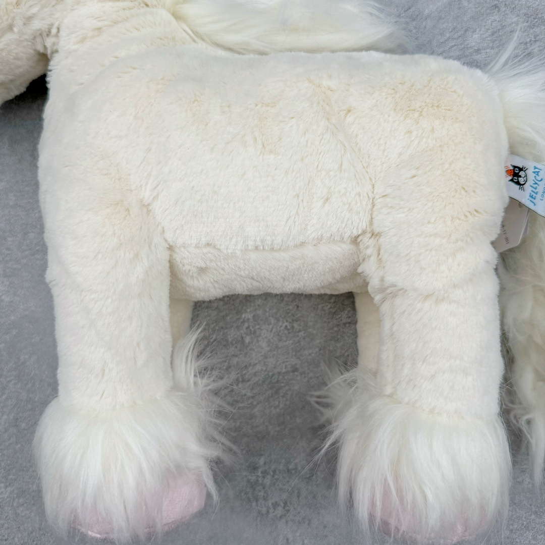 图片[3]-＃原单 Jellycat 玩偶 毛绒公仔 独角兽 31CM 科普：Jellycat是一个英国玩具品牌，创立于1999年，由William和Thomas兄弟二人在伦敦创立。该品牌专注于设计玩偶玩具，并全情投入于最有趣、环保和独特的软玩具领域。Jellycat的产品设计丰富且有创意，其毛绒玩具以可爱的动物形象为主打，深受全球儿童的喜爱。品牌的产品线包括各种动物系列、海洋系列、蔬果美食系列、植物系列等，每个系列都有其独特的设计和故事。Jellycat的产品设计理念是打破传统动物毛绒像动物标本一样的形象，通过改变形状、手感、颜色、大小和材料，用成千上万种方式制作一只动物毛绒。品牌的设计师来自世界各地，他们的创意让产品更具多元性，同时也让品牌能够从世界各地的文化中获得设计灵感。近年来，Jellycat品牌方开始跨界合作，与野兽派、华尔道夫酒店等品牌合作推出联名产品，进一步扩大了品牌的影响力。在社交媒体上，Jellycat也日益活跃，通过小红书、Instagram、抖音和TikTok等平台与消费者互动，分享品牌故事和产品信息。Jellycat的产品价格在99元到1699元不等，绝版产品的价格在二手平台上甚至会翻几倍。尽管有消费者认为它高价低质，价格贵、品控不严格等问题频频引来吐槽，但仍有大量粉丝愿意为“治愈”买单，因为这些毛绒玩具成为他们精神上的陪伴。原装100% polyester进口聚酯纤维面料 原厂7D棉 原单环保颗粒 双吊牌加三重水洗标 原配防尘袋 吊打市面通货 注意即使同一家厂 不同的批次面料缸差是一定都有的 官网不同批次都有 经过欧盟CE安全认证 此标准0-100岁的小朋友都适用 这个缸差和造型其实经常入手玩偶的都知道 手工制品 世上每一只jell 都是独一无二的 轻微线头 轻微不对称都是很正常的 无法避免 官网都是一样 底部走线 颗粒填充物 刺绣 走线 肉眼可见的精致 原色未染色面料纱线 超级有质感-选品中心