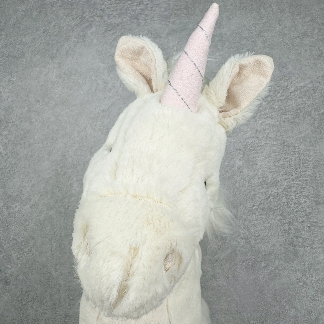 图片[5]-＃原单 Jellycat 玩偶 毛绒公仔 独角兽 31CM 科普：Jellycat是一个英国玩具品牌，创立于1999年，由William和Thomas兄弟二人在伦敦创立。该品牌专注于设计玩偶玩具，并全情投入于最有趣、环保和独特的软玩具领域。Jellycat的产品设计丰富且有创意，其毛绒玩具以可爱的动物形象为主打，深受全球儿童的喜爱。品牌的产品线包括各种动物系列、海洋系列、蔬果美食系列、植物系列等，每个系列都有其独特的设计和故事。Jellycat的产品设计理念是打破传统动物毛绒像动物标本一样的形象，通过改变形状、手感、颜色、大小和材料，用成千上万种方式制作一只动物毛绒。品牌的设计师来自世界各地，他们的创意让产品更具多元性，同时也让品牌能够从世界各地的文化中获得设计灵感。近年来，Jellycat品牌方开始跨界合作，与野兽派、华尔道夫酒店等品牌合作推出联名产品，进一步扩大了品牌的影响力。在社交媒体上，Jellycat也日益活跃，通过小红书、Instagram、抖音和TikTok等平台与消费者互动，分享品牌故事和产品信息。Jellycat的产品价格在99元到1699元不等，绝版产品的价格在二手平台上甚至会翻几倍。尽管有消费者认为它高价低质，价格贵、品控不严格等问题频频引来吐槽，但仍有大量粉丝愿意为“治愈”买单，因为这些毛绒玩具成为他们精神上的陪伴。原装100% polyester进口聚酯纤维面料 原厂7D棉 原单环保颗粒 双吊牌加三重水洗标 原配防尘袋 吊打市面通货 注意即使同一家厂 不同的批次面料缸差是一定都有的 官网不同批次都有 经过欧盟CE安全认证 此标准0-100岁的小朋友都适用 这个缸差和造型其实经常入手玩偶的都知道 手工制品 世上每一只jell 都是独一无二的 轻微线头 轻微不对称都是很正常的 无法避免 官网都是一样 底部走线 颗粒填充物 刺绣 走线 肉眼可见的精致 原色未染色面料纱线 超级有质感-选品中心