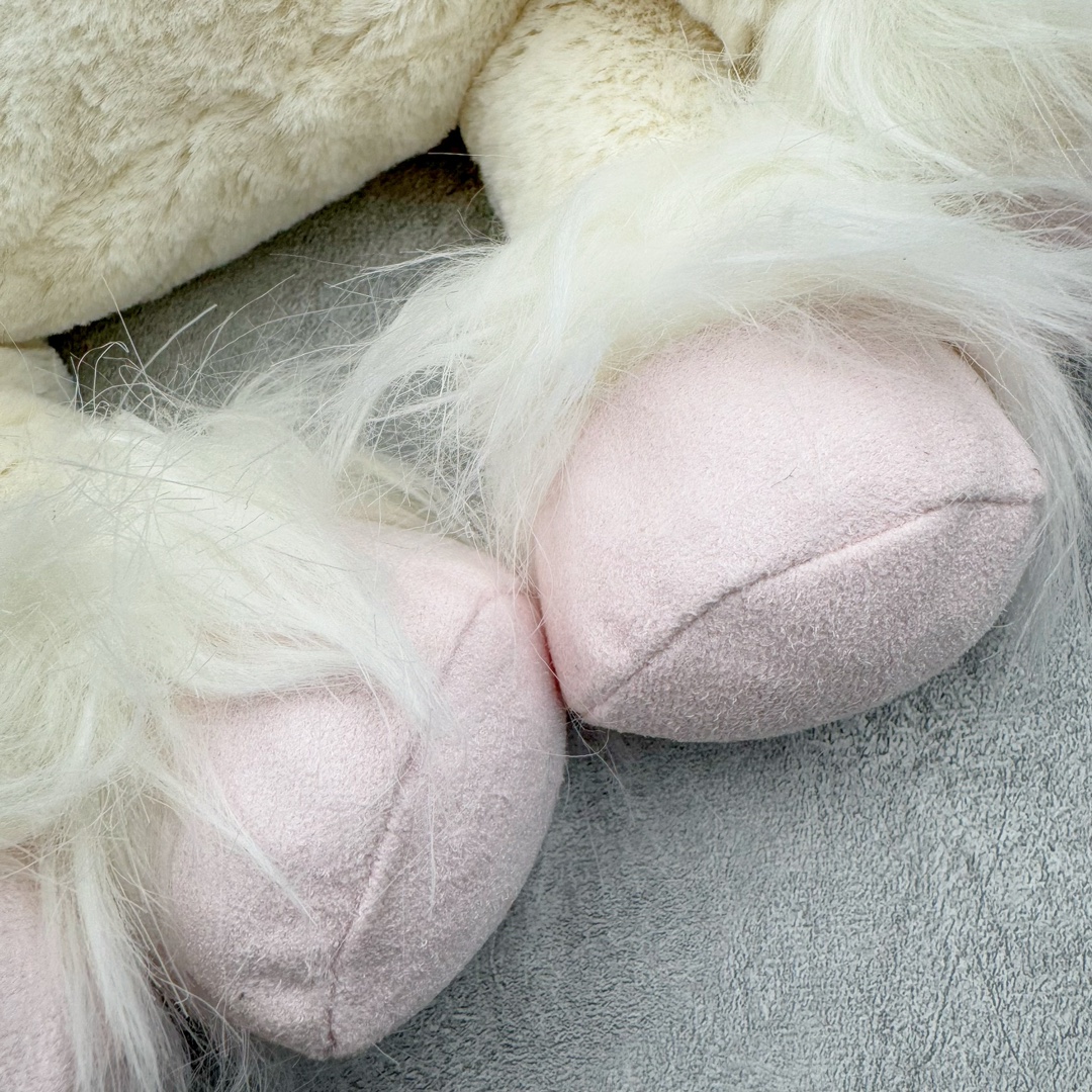 图片[8]-＃原单 Jellycat 玩偶 毛绒公仔 独角兽 31CM 科普：Jellycat是一个英国玩具品牌，创立于1999年，由William和Thomas兄弟二人在伦敦创立。该品牌专注于设计玩偶玩具，并全情投入于最有趣、环保和独特的软玩具领域。Jellycat的产品设计丰富且有创意，其毛绒玩具以可爱的动物形象为主打，深受全球儿童的喜爱。品牌的产品线包括各种动物系列、海洋系列、蔬果美食系列、植物系列等，每个系列都有其独特的设计和故事。Jellycat的产品设计理念是打破传统动物毛绒像动物标本一样的形象，通过改变形状、手感、颜色、大小和材料，用成千上万种方式制作一只动物毛绒。品牌的设计师来自世界各地，他们的创意让产品更具多元性，同时也让品牌能够从世界各地的文化中获得设计灵感。近年来，Jellycat品牌方开始跨界合作，与野兽派、华尔道夫酒店等品牌合作推出联名产品，进一步扩大了品牌的影响力。在社交媒体上，Jellycat也日益活跃，通过小红书、Instagram、抖音和TikTok等平台与消费者互动，分享品牌故事和产品信息。Jellycat的产品价格在99元到1699元不等，绝版产品的价格在二手平台上甚至会翻几倍。尽管有消费者认为它高价低质，价格贵、品控不严格等问题频频引来吐槽，但仍有大量粉丝愿意为“治愈”买单，因为这些毛绒玩具成为他们精神上的陪伴。原装100% polyester进口聚酯纤维面料 原厂7D棉 原单环保颗粒 双吊牌加三重水洗标 原配防尘袋 吊打市面通货 注意即使同一家厂 不同的批次面料缸差是一定都有的 官网不同批次都有 经过欧盟CE安全认证 此标准0-100岁的小朋友都适用 这个缸差和造型其实经常入手玩偶的都知道 手工制品 世上每一只jell 都是独一无二的 轻微线头 轻微不对称都是很正常的 无法避免 官网都是一样 底部走线 颗粒填充物 刺绣 走线 肉眼可见的精致 原色未染色面料纱线 超级有质感-选品中心