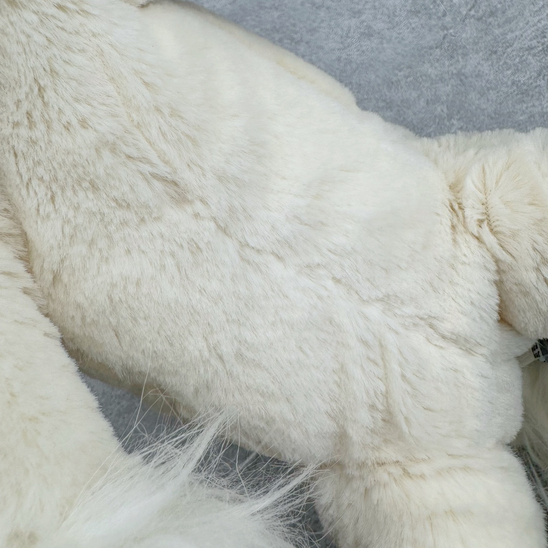 图片[9]-＃原单 Jellycat 玩偶 毛绒公仔 独角兽 31CM 科普：Jellycat是一个英国玩具品牌，创立于1999年，由William和Thomas兄弟二人在伦敦创立。该品牌专注于设计玩偶玩具，并全情投入于最有趣、环保和独特的软玩具领域。Jellycat的产品设计丰富且有创意，其毛绒玩具以可爱的动物形象为主打，深受全球儿童的喜爱。品牌的产品线包括各种动物系列、海洋系列、蔬果美食系列、植物系列等，每个系列都有其独特的设计和故事。Jellycat的产品设计理念是打破传统动物毛绒像动物标本一样的形象，通过改变形状、手感、颜色、大小和材料，用成千上万种方式制作一只动物毛绒。品牌的设计师来自世界各地，他们的创意让产品更具多元性，同时也让品牌能够从世界各地的文化中获得设计灵感。近年来，Jellycat品牌方开始跨界合作，与野兽派、华尔道夫酒店等品牌合作推出联名产品，进一步扩大了品牌的影响力。在社交媒体上，Jellycat也日益活跃，通过小红书、Instagram、抖音和TikTok等平台与消费者互动，分享品牌故事和产品信息。Jellycat的产品价格在99元到1699元不等，绝版产品的价格在二手平台上甚至会翻几倍。尽管有消费者认为它高价低质，价格贵、品控不严格等问题频频引来吐槽，但仍有大量粉丝愿意为“治愈”买单，因为这些毛绒玩具成为他们精神上的陪伴。原装100% polyester进口聚酯纤维面料 原厂7D棉 原单环保颗粒 双吊牌加三重水洗标 原配防尘袋 吊打市面通货 注意即使同一家厂 不同的批次面料缸差是一定都有的 官网不同批次都有 经过欧盟CE安全认证 此标准0-100岁的小朋友都适用 这个缸差和造型其实经常入手玩偶的都知道 手工制品 世上每一只jell 都是独一无二的 轻微线头 轻微不对称都是很正常的 无法避免 官网都是一样 底部走线 颗粒填充物 刺绣 走线 肉眼可见的精致 原色未染色面料纱线 超级有质感-选品中心