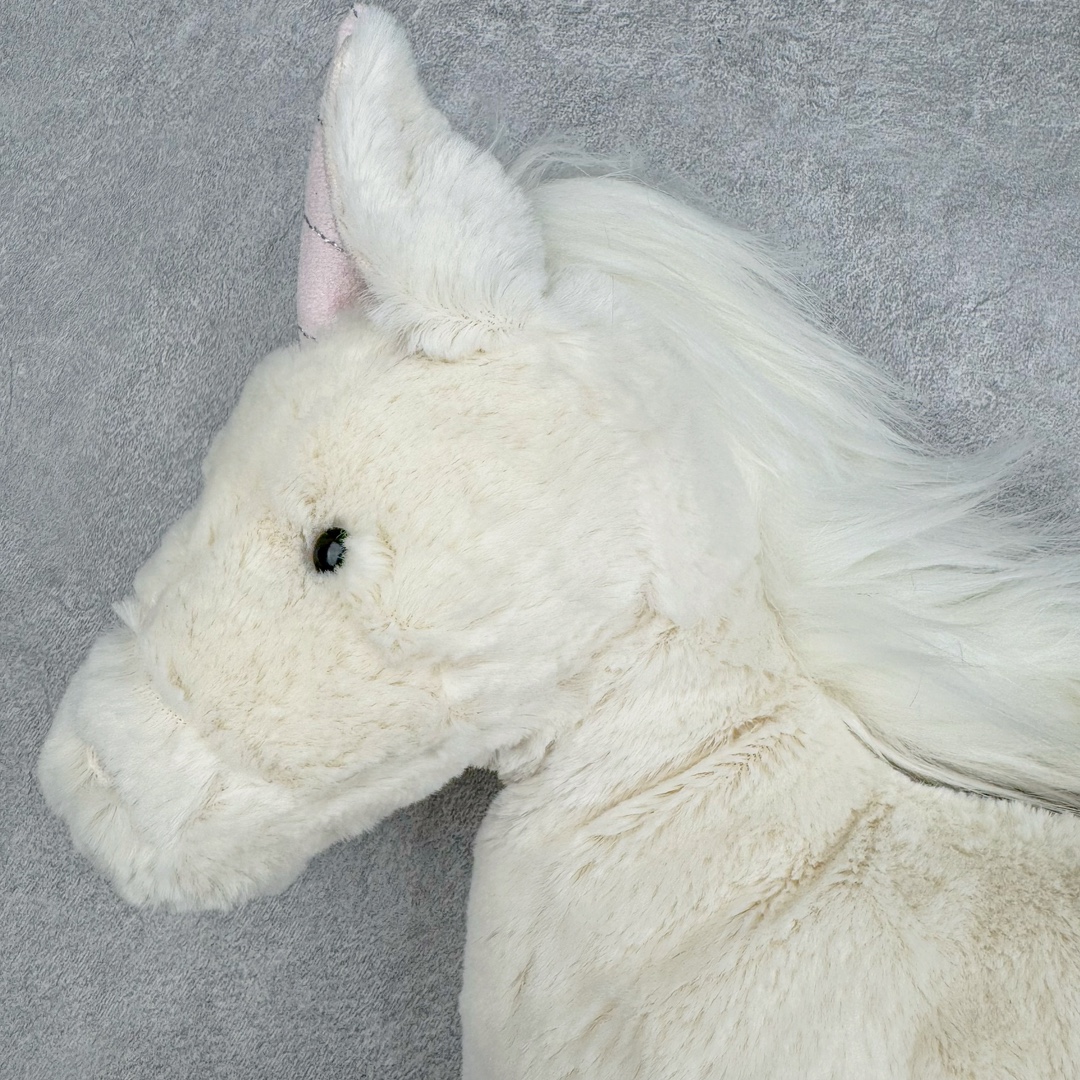 图片[2]-＃原单 Jellycat 玩偶 毛绒公仔 独角兽 31CM 科普：Jellycat是一个英国玩具品牌，创立于1999年，由William和Thomas兄弟二人在伦敦创立。该品牌专注于设计玩偶玩具，并全情投入于最有趣、环保和独特的软玩具领域。Jellycat的产品设计丰富且有创意，其毛绒玩具以可爱的动物形象为主打，深受全球儿童的喜爱。品牌的产品线包括各种动物系列、海洋系列、蔬果美食系列、植物系列等，每个系列都有其独特的设计和故事。Jellycat的产品设计理念是打破传统动物毛绒像动物标本一样的形象，通过改变形状、手感、颜色、大小和材料，用成千上万种方式制作一只动物毛绒。品牌的设计师来自世界各地，他们的创意让产品更具多元性，同时也让品牌能够从世界各地的文化中获得设计灵感。近年来，Jellycat品牌方开始跨界合作，与野兽派、华尔道夫酒店等品牌合作推出联名产品，进一步扩大了品牌的影响力。在社交媒体上，Jellycat也日益活跃，通过小红书、Instagram、抖音和TikTok等平台与消费者互动，分享品牌故事和产品信息。Jellycat的产品价格在99元到1699元不等，绝版产品的价格在二手平台上甚至会翻几倍。尽管有消费者认为它高价低质，价格贵、品控不严格等问题频频引来吐槽，但仍有大量粉丝愿意为“治愈”买单，因为这些毛绒玩具成为他们精神上的陪伴。原装100% polyester进口聚酯纤维面料 原厂7D棉 原单环保颗粒 双吊牌加三重水洗标 原配防尘袋 吊打市面通货 注意即使同一家厂 不同的批次面料缸差是一定都有的 官网不同批次都有 经过欧盟CE安全认证 此标准0-100岁的小朋友都适用 这个缸差和造型其实经常入手玩偶的都知道 手工制品 世上每一只jell 都是独一无二的 轻微线头 轻微不对称都是很正常的 无法避免 官网都是一样 底部走线 颗粒填充物 刺绣 走线 肉眼可见的精致 原色未染色面料纱线 超级有质感-选品中心