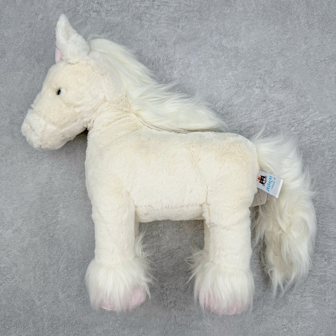 ＃原单 Jellycat 玩偶 毛绒公仔 独角兽 31CM 科普：Jellycat是一个英国玩具品牌，创立于1999年，由William和Thomas兄弟二人在伦敦创立。该品牌专注于设计玩偶玩具，并全情投入于最有趣、环保和独特的软玩具领域。Jellycat的产品设计丰富且有创意，其毛绒玩具以可爱的动物形象为主打，深受全球儿童的喜爱。品牌的产品线包括各种动物系列、海洋系列、蔬果美食系列、植物系列等，每个系列都有其独特的设计和故事。Jellycat的产品设计理念是打破传统动物毛绒像动物标本一样的形象，通过改变形状、手感、颜色、大小和材料，用成千上万种方式制作一只动物毛绒。品牌的设计师来自世界各地，他们的创意让产品更具多元性，同时也让品牌能够从世界各地的文化中获得设计灵感。近年来，Jellycat品牌方开始跨界合作，与野兽派、华尔道夫酒店等品牌合作推出联名产品，进一步扩大了品牌的影响力。在社交媒体上，Jellycat也日益活跃，通过小红书、Instagram、抖音和TikTok等平台与消费者互动，分享品牌故事和产品信息。Jellycat的产品价格在99元到1699元不等，绝版产品的价格在二手平台上甚至会翻几倍。尽管有消费者认为它高价低质，价格贵、品控不严格等问题频频引来吐槽，但仍有大量粉丝愿意为“治愈”买单，因为这些毛绒玩具成为他们精神上的陪伴。原装100% polyester进口聚酯纤维面料 原厂7D棉 原单环保颗粒 双吊牌加三重水洗标 原配防尘袋 吊打市面通货 注意即使同一家厂 不同的批次面料缸差是一定都有的 官网不同批次都有 经过欧盟CE安全认证 此标准0-100岁的小朋友都适用 这个缸差和造型其实经常入手玩偶的都知道 手工制品 世上每一只jell 都是独一无二的 轻微线头 轻微不对称都是很正常的 无法避免 官网都是一样 底部走线 颗粒填充物 刺绣 走线 肉眼可见的精致 原色未染色面料纱线 超级有质感-选品中心