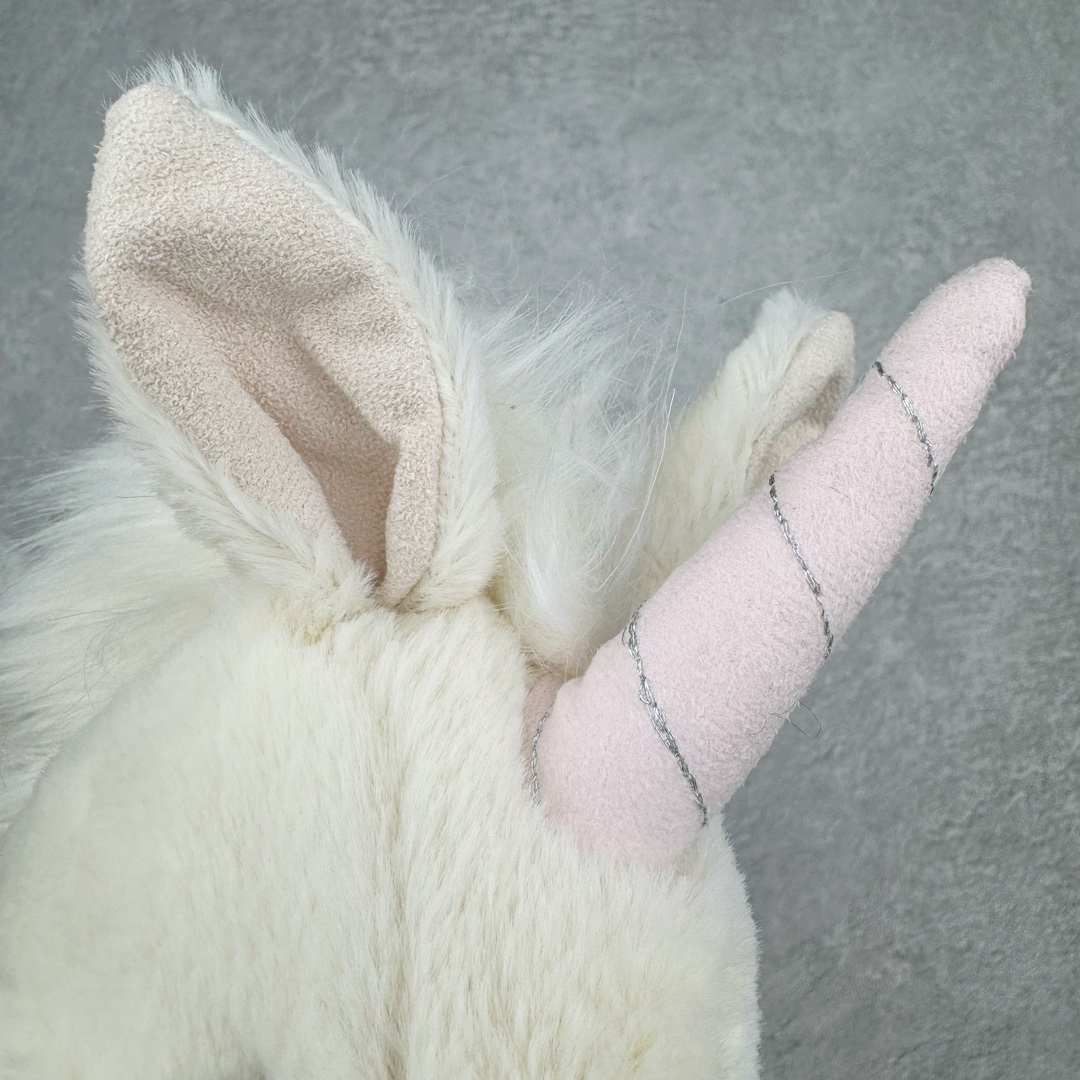 图片[7]-＃原单 Jellycat 玩偶 毛绒公仔 独角兽 31CM 科普：Jellycat是一个英国玩具品牌，创立于1999年，由William和Thomas兄弟二人在伦敦创立。该品牌专注于设计玩偶玩具，并全情投入于最有趣、环保和独特的软玩具领域。Jellycat的产品设计丰富且有创意，其毛绒玩具以可爱的动物形象为主打，深受全球儿童的喜爱。品牌的产品线包括各种动物系列、海洋系列、蔬果美食系列、植物系列等，每个系列都有其独特的设计和故事。Jellycat的产品设计理念是打破传统动物毛绒像动物标本一样的形象，通过改变形状、手感、颜色、大小和材料，用成千上万种方式制作一只动物毛绒。品牌的设计师来自世界各地，他们的创意让产品更具多元性，同时也让品牌能够从世界各地的文化中获得设计灵感。近年来，Jellycat品牌方开始跨界合作，与野兽派、华尔道夫酒店等品牌合作推出联名产品，进一步扩大了品牌的影响力。在社交媒体上，Jellycat也日益活跃，通过小红书、Instagram、抖音和TikTok等平台与消费者互动，分享品牌故事和产品信息。Jellycat的产品价格在99元到1699元不等，绝版产品的价格在二手平台上甚至会翻几倍。尽管有消费者认为它高价低质，价格贵、品控不严格等问题频频引来吐槽，但仍有大量粉丝愿意为“治愈”买单，因为这些毛绒玩具成为他们精神上的陪伴。原装100% polyester进口聚酯纤维面料 原厂7D棉 原单环保颗粒 双吊牌加三重水洗标 原配防尘袋 吊打市面通货 注意即使同一家厂 不同的批次面料缸差是一定都有的 官网不同批次都有 经过欧盟CE安全认证 此标准0-100岁的小朋友都适用 这个缸差和造型其实经常入手玩偶的都知道 手工制品 世上每一只jell 都是独一无二的 轻微线头 轻微不对称都是很正常的 无法避免 官网都是一样 底部走线 颗粒填充物 刺绣 走线 肉眼可见的精致 原色未染色面料纱线 超级有质感-选品中心