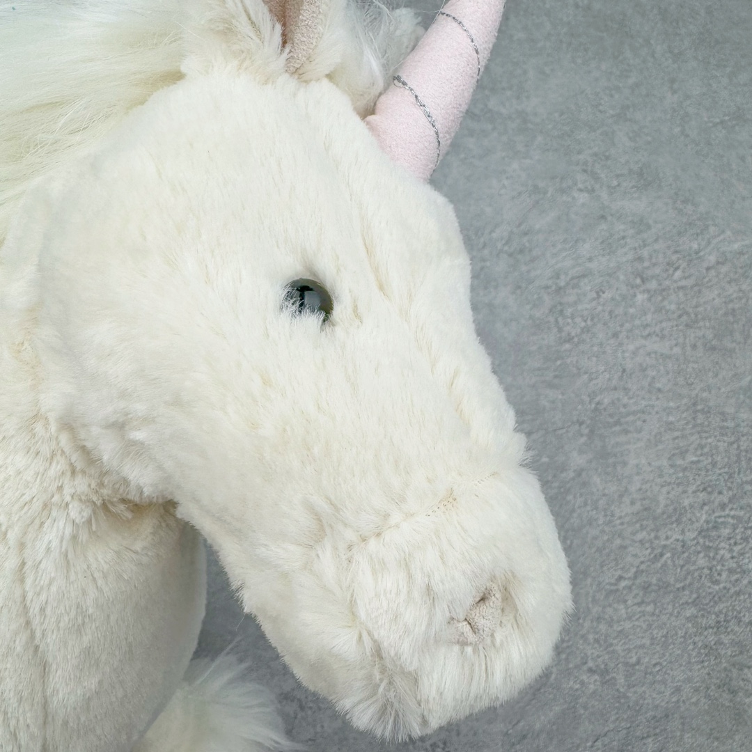 图片[6]-＃原单 Jellycat 玩偶 毛绒公仔 独角兽 31CM 科普：Jellycat是一个英国玩具品牌，创立于1999年，由William和Thomas兄弟二人在伦敦创立。该品牌专注于设计玩偶玩具，并全情投入于最有趣、环保和独特的软玩具领域。Jellycat的产品设计丰富且有创意，其毛绒玩具以可爱的动物形象为主打，深受全球儿童的喜爱。品牌的产品线包括各种动物系列、海洋系列、蔬果美食系列、植物系列等，每个系列都有其独特的设计和故事。Jellycat的产品设计理念是打破传统动物毛绒像动物标本一样的形象，通过改变形状、手感、颜色、大小和材料，用成千上万种方式制作一只动物毛绒。品牌的设计师来自世界各地，他们的创意让产品更具多元性，同时也让品牌能够从世界各地的文化中获得设计灵感。近年来，Jellycat品牌方开始跨界合作，与野兽派、华尔道夫酒店等品牌合作推出联名产品，进一步扩大了品牌的影响力。在社交媒体上，Jellycat也日益活跃，通过小红书、Instagram、抖音和TikTok等平台与消费者互动，分享品牌故事和产品信息。Jellycat的产品价格在99元到1699元不等，绝版产品的价格在二手平台上甚至会翻几倍。尽管有消费者认为它高价低质，价格贵、品控不严格等问题频频引来吐槽，但仍有大量粉丝愿意为“治愈”买单，因为这些毛绒玩具成为他们精神上的陪伴。原装100% polyester进口聚酯纤维面料 原厂7D棉 原单环保颗粒 双吊牌加三重水洗标 原配防尘袋 吊打市面通货 注意即使同一家厂 不同的批次面料缸差是一定都有的 官网不同批次都有 经过欧盟CE安全认证 此标准0-100岁的小朋友都适用 这个缸差和造型其实经常入手玩偶的都知道 手工制品 世上每一只jell 都是独一无二的 轻微线头 轻微不对称都是很正常的 无法避免 官网都是一样 底部走线 颗粒填充物 刺绣 走线 肉眼可见的精致 原色未染色面料纱线 超级有质感-选品中心