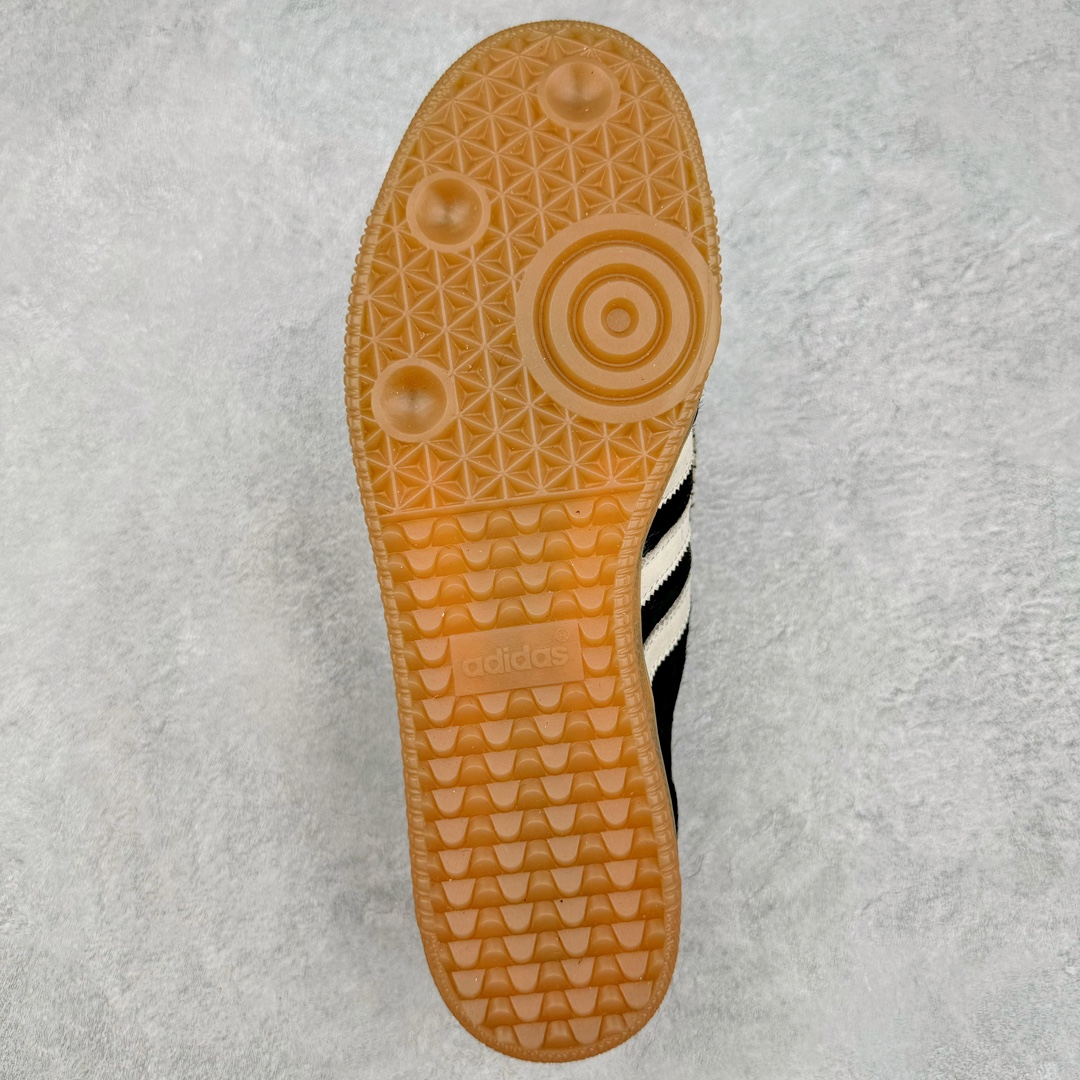 图片[9]-＃S2纯原 Wales Bonner x AD Originals Samba Classic 桑巴舞系列绅士德训足球风百搭低帮休闲运动板鞋 马毛黑白 IE0580 目前市面最强版本 正确细节皮料 伦敦时装品牌 Wales Bonner 携手Originals 打造 2022 最新春夏联名系列。本次为双方的第四度合作，灵感汲取了设计师 Grace Wales Bonner 对于 70、80 年代 Burkina Faso 音乐、摄影方面的研究，选择 Country 与 Samba 两双经典鞋款进行打造。随着 SAMBA 热风的不断席卷，不少品牌与 adidas Originals 的例行合作款式也逐渐受人关注。目前已经曝光两款全新合作鞋款的 Wales Bonner 如今再度曝光一款全新配色 SAMBA 联名。此次合作款式主打亮银反光配色，丝线编织三道杠以及加长鞋舌设计，想必穿着起来回头率也是不低！尺码：35⅔ 36 36⅔ 37⅓ 38 38⅔ 39⅓ 40 40⅔ 41⅓ 42 42⅔ 43⅓ 44 44⅔ 45-选品中心