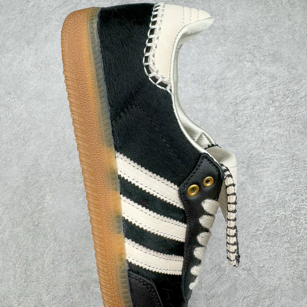 图片[6]-＃S2纯原 Wales Bonner x AD Originals Samba Classic 桑巴舞系列绅士德训足球风百搭低帮休闲运动板鞋 马毛黑白 IE0580 目前市面最强版本 正确细节皮料 伦敦时装品牌 Wales Bonner 携手Originals 打造 2022 最新春夏联名系列。本次为双方的第四度合作，灵感汲取了设计师 Grace Wales Bonner 对于 70、80 年代 Burkina Faso 音乐、摄影方面的研究，选择 Country 与 Samba 两双经典鞋款进行打造。随着 SAMBA 热风的不断席卷，不少品牌与 adidas Originals 的例行合作款式也逐渐受人关注。目前已经曝光两款全新合作鞋款的 Wales Bonner 如今再度曝光一款全新配色 SAMBA 联名。此次合作款式主打亮银反光配色，丝线编织三道杠以及加长鞋舌设计，想必穿着起来回头率也是不低！尺码：35⅔ 36 36⅔ 37⅓ 38 38⅔ 39⅓ 40 40⅔ 41⅓ 42 42⅔ 43⅓ 44 44⅔ 45-选品中心