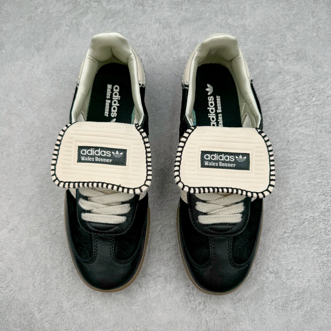 图片[2]-＃S2纯原 Wales Bonner x AD Originals Samba Classic 桑巴舞系列绅士德训足球风百搭低帮休闲运动板鞋 马毛黑白 IE0580 目前市面最强版本 正确细节皮料 伦敦时装品牌 Wales Bonner 携手Originals 打造 2022 最新春夏联名系列。本次为双方的第四度合作，灵感汲取了设计师 Grace Wales Bonner 对于 70、80 年代 Burkina Faso 音乐、摄影方面的研究，选择 Country 与 Samba 两双经典鞋款进行打造。随着 SAMBA 热风的不断席卷，不少品牌与 adidas Originals 的例行合作款式也逐渐受人关注。目前已经曝光两款全新合作鞋款的 Wales Bonner 如今再度曝光一款全新配色 SAMBA 联名。此次合作款式主打亮银反光配色，丝线编织三道杠以及加长鞋舌设计，想必穿着起来回头率也是不低！尺码：35⅔ 36 36⅔ 37⅓ 38 38⅔ 39⅓ 40 40⅔ 41⅓ 42 42⅔ 43⅓ 44 44⅔ 45-选品中心