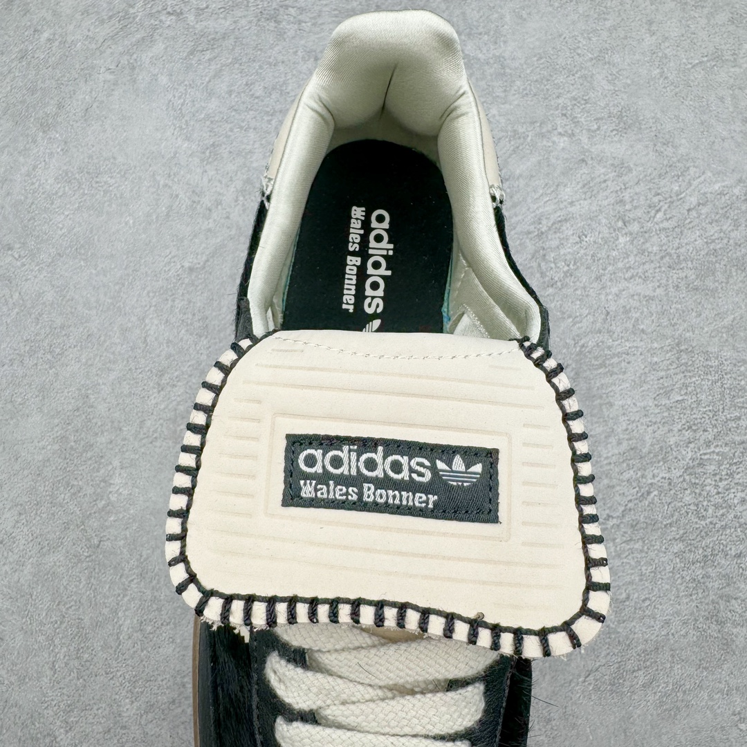图片[5]-＃S2纯原 Wales Bonner x AD Originals Samba Classic 桑巴舞系列绅士德训足球风百搭低帮休闲运动板鞋 马毛黑白 IE0580 目前市面最强版本 正确细节皮料 伦敦时装品牌 Wales Bonner 携手Originals 打造 2022 最新春夏联名系列。本次为双方的第四度合作，灵感汲取了设计师 Grace Wales Bonner 对于 70、80 年代 Burkina Faso 音乐、摄影方面的研究，选择 Country 与 Samba 两双经典鞋款进行打造。随着 SAMBA 热风的不断席卷，不少品牌与 adidas Originals 的例行合作款式也逐渐受人关注。目前已经曝光两款全新合作鞋款的 Wales Bonner 如今再度曝光一款全新配色 SAMBA 联名。此次合作款式主打亮银反光配色，丝线编织三道杠以及加长鞋舌设计，想必穿着起来回头率也是不低！尺码：35⅔ 36 36⅔ 37⅓ 38 38⅔ 39⅓ 40 40⅔ 41⅓ 42 42⅔ 43⅓ 44 44⅔ 45-选品中心