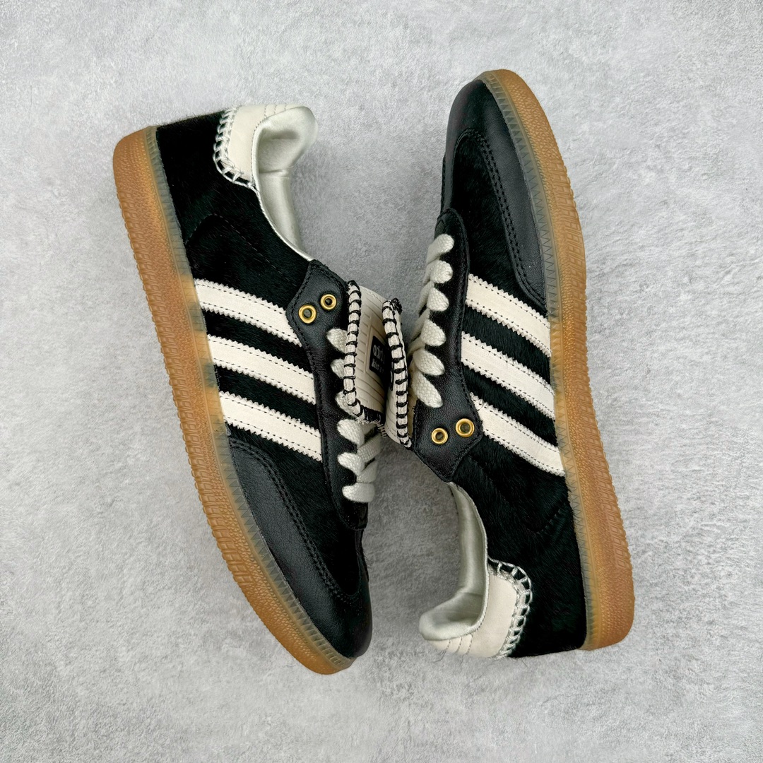 图片[3]-＃S2纯原 Wales Bonner x AD Originals Samba Classic 桑巴舞系列绅士德训足球风百搭低帮休闲运动板鞋 马毛黑白 IE0580 目前市面最强版本 正确细节皮料 伦敦时装品牌 Wales Bonner 携手Originals 打造 2022 最新春夏联名系列。本次为双方的第四度合作，灵感汲取了设计师 Grace Wales Bonner 对于 70、80 年代 Burkina Faso 音乐、摄影方面的研究，选择 Country 与 Samba 两双经典鞋款进行打造。随着 SAMBA 热风的不断席卷，不少品牌与 adidas Originals 的例行合作款式也逐渐受人关注。目前已经曝光两款全新合作鞋款的 Wales Bonner 如今再度曝光一款全新配色 SAMBA 联名。此次合作款式主打亮银反光配色，丝线编织三道杠以及加长鞋舌设计，想必穿着起来回头率也是不低！尺码：35⅔ 36 36⅔ 37⅓ 38 38⅔ 39⅓ 40 40⅔ 41⅓ 42 42⅔ 43⅓ 44 44⅔ 45-选品中心