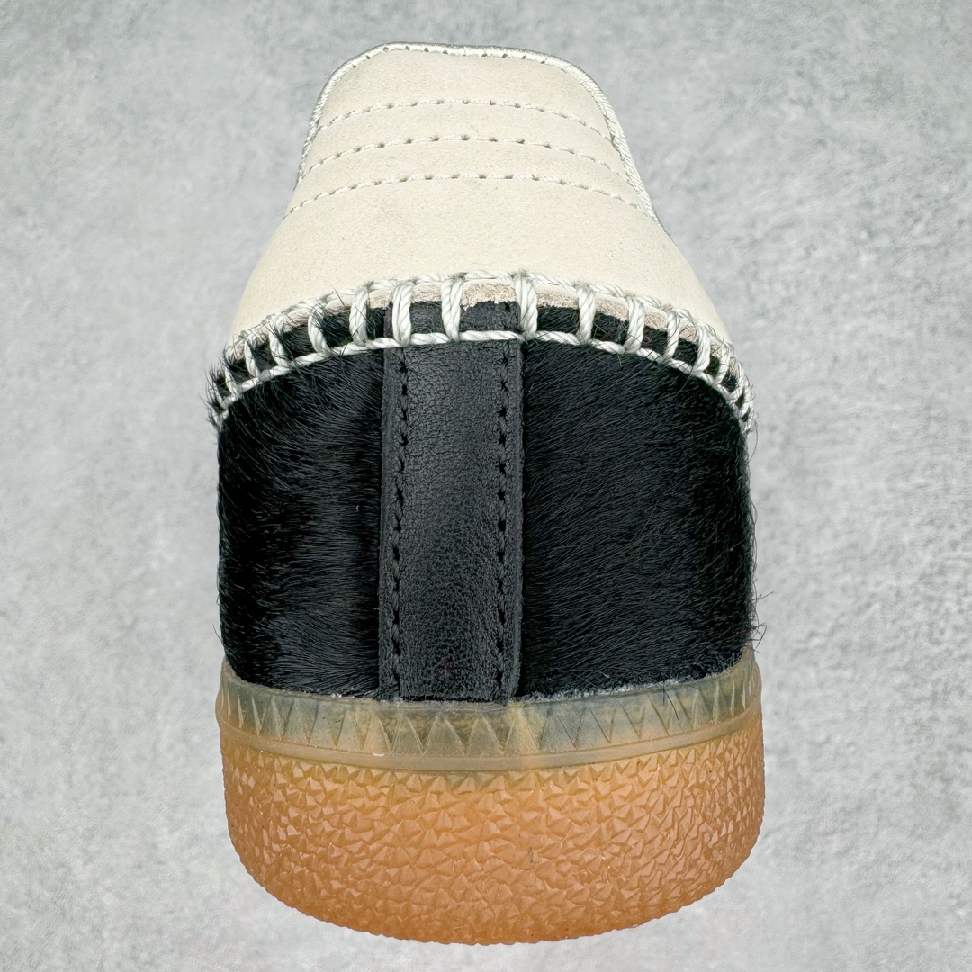 图片[8]-＃S2纯原 Wales Bonner x AD Originals Samba Classic 桑巴舞系列绅士德训足球风百搭低帮休闲运动板鞋 马毛黑白 IE0580 目前市面最强版本 正确细节皮料 伦敦时装品牌 Wales Bonner 携手Originals 打造 2022 最新春夏联名系列。本次为双方的第四度合作，灵感汲取了设计师 Grace Wales Bonner 对于 70、80 年代 Burkina Faso 音乐、摄影方面的研究，选择 Country 与 Samba 两双经典鞋款进行打造。随着 SAMBA 热风的不断席卷，不少品牌与 adidas Originals 的例行合作款式也逐渐受人关注。目前已经曝光两款全新合作鞋款的 Wales Bonner 如今再度曝光一款全新配色 SAMBA 联名。此次合作款式主打亮银反光配色，丝线编织三道杠以及加长鞋舌设计，想必穿着起来回头率也是不低！尺码：35⅔ 36 36⅔ 37⅓ 38 38⅔ 39⅓ 40 40⅔ 41⅓ 42 42⅔ 43⅓ 44 44⅔ 45-选品中心