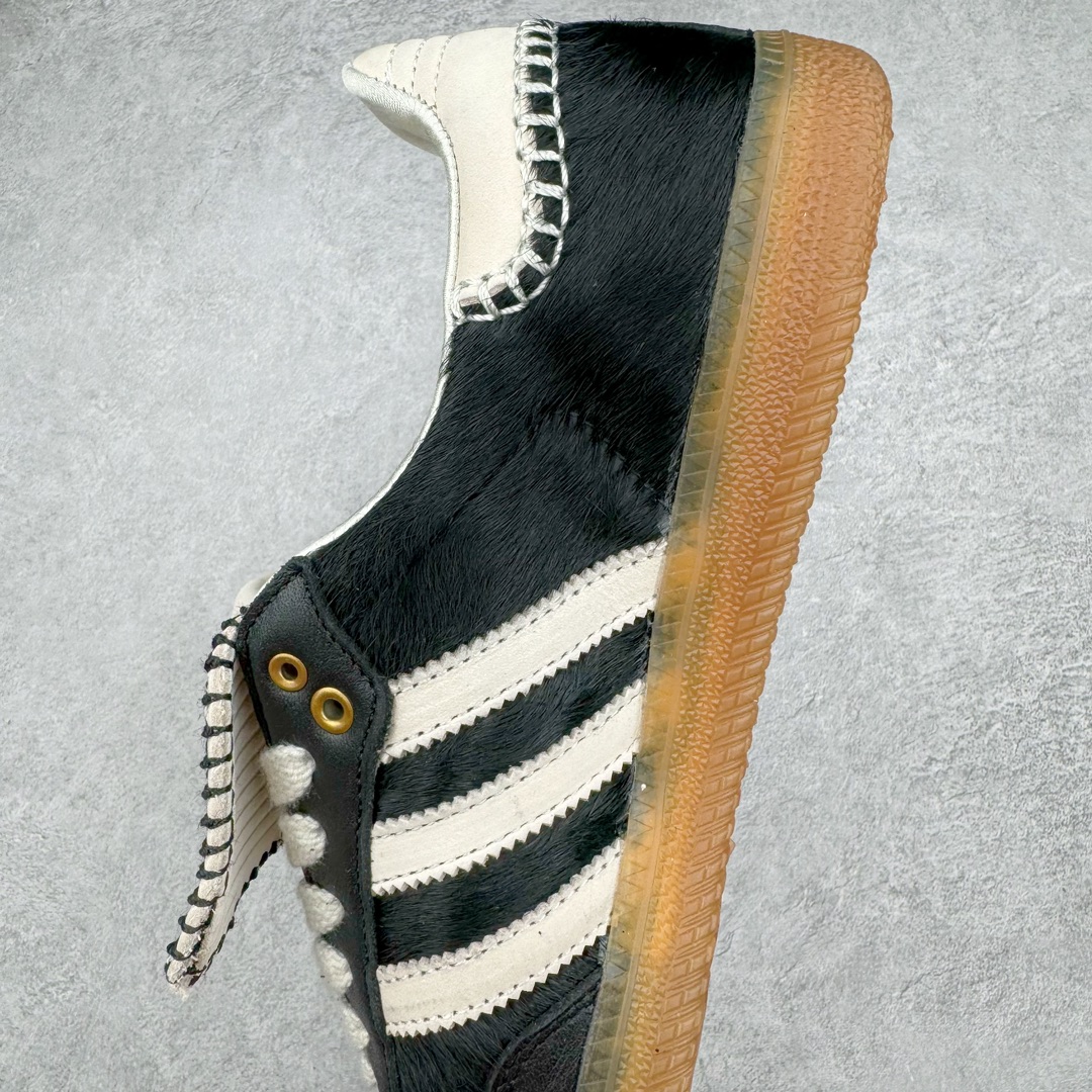 图片[7]-＃S2纯原 Wales Bonner x AD Originals Samba Classic 桑巴舞系列绅士德训足球风百搭低帮休闲运动板鞋 马毛黑白 IE0580 目前市面最强版本 正确细节皮料 伦敦时装品牌 Wales Bonner 携手Originals 打造 2022 最新春夏联名系列。本次为双方的第四度合作，灵感汲取了设计师 Grace Wales Bonner 对于 70、80 年代 Burkina Faso 音乐、摄影方面的研究，选择 Country 与 Samba 两双经典鞋款进行打造。随着 SAMBA 热风的不断席卷，不少品牌与 adidas Originals 的例行合作款式也逐渐受人关注。目前已经曝光两款全新合作鞋款的 Wales Bonner 如今再度曝光一款全新配色 SAMBA 联名。此次合作款式主打亮银反光配色，丝线编织三道杠以及加长鞋舌设计，想必穿着起来回头率也是不低！尺码：35⅔ 36 36⅔ 37⅓ 38 38⅔ 39⅓ 40 40⅔ 41⅓ 42 42⅔ 43⅓ 44 44⅔ 45-选品中心