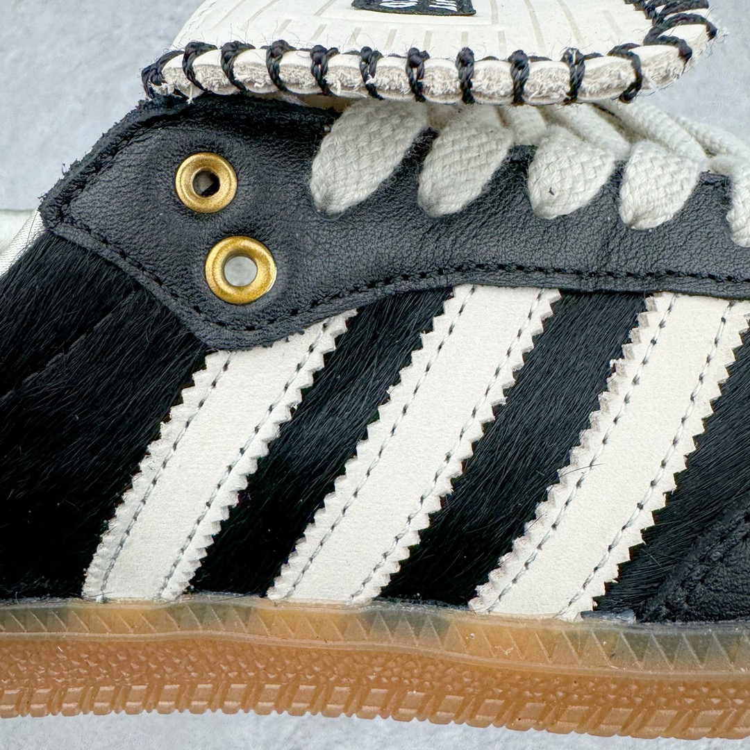 图片[14]-＃S2纯原 Wales Bonner x AD Originals Samba Classic 桑巴舞系列绅士德训足球风百搭低帮休闲运动板鞋 马毛黑白 IE0580 目前市面最强版本 正确细节皮料 伦敦时装品牌 Wales Bonner 携手Originals 打造 2022 最新春夏联名系列。本次为双方的第四度合作，灵感汲取了设计师 Grace Wales Bonner 对于 70、80 年代 Burkina Faso 音乐、摄影方面的研究，选择 Country 与 Samba 两双经典鞋款进行打造。随着 SAMBA 热风的不断席卷，不少品牌与 adidas Originals 的例行合作款式也逐渐受人关注。目前已经曝光两款全新合作鞋款的 Wales Bonner 如今再度曝光一款全新配色 SAMBA 联名。此次合作款式主打亮银反光配色，丝线编织三道杠以及加长鞋舌设计，想必穿着起来回头率也是不低！尺码：35⅔ 36 36⅔ 37⅓ 38 38⅔ 39⅓ 40 40⅔ 41⅓ 42 42⅔ 43⅓ 44 44⅔ 45-选品中心