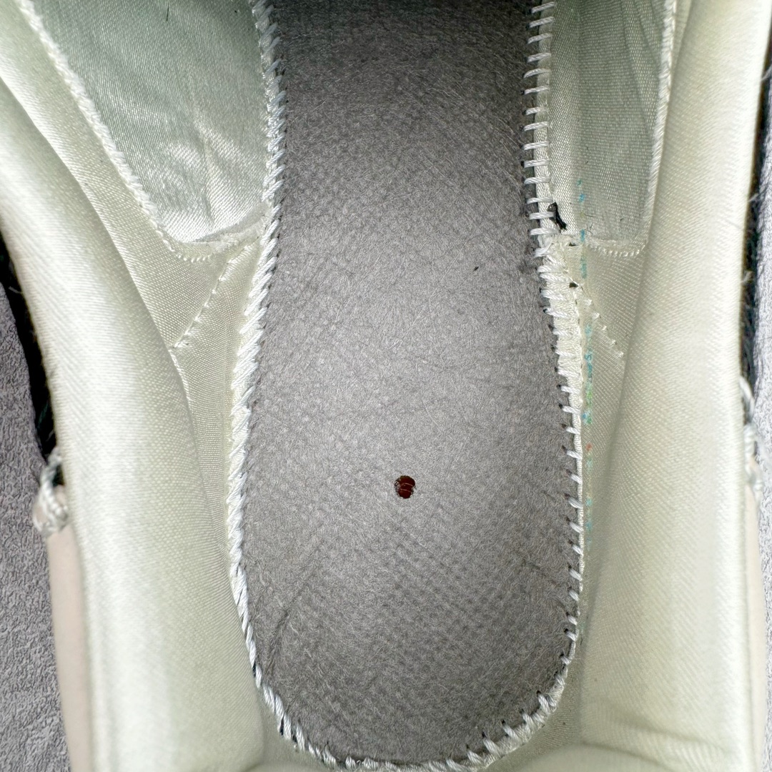 图片[10]-＃S2纯原 Wales Bonner x AD Originals Samba Classic 桑巴舞系列绅士德训足球风百搭低帮休闲运动板鞋 马毛黑白 IE0580 目前市面最强版本 正确细节皮料 伦敦时装品牌 Wales Bonner 携手Originals 打造 2022 最新春夏联名系列。本次为双方的第四度合作，灵感汲取了设计师 Grace Wales Bonner 对于 70、80 年代 Burkina Faso 音乐、摄影方面的研究，选择 Country 与 Samba 两双经典鞋款进行打造。随着 SAMBA 热风的不断席卷，不少品牌与 adidas Originals 的例行合作款式也逐渐受人关注。目前已经曝光两款全新合作鞋款的 Wales Bonner 如今再度曝光一款全新配色 SAMBA 联名。此次合作款式主打亮银反光配色，丝线编织三道杠以及加长鞋舌设计，想必穿着起来回头率也是不低！尺码：35⅔ 36 36⅔ 37⅓ 38 38⅔ 39⅓ 40 40⅔ 41⅓ 42 42⅔ 43⅓ 44 44⅔ 45-选品中心