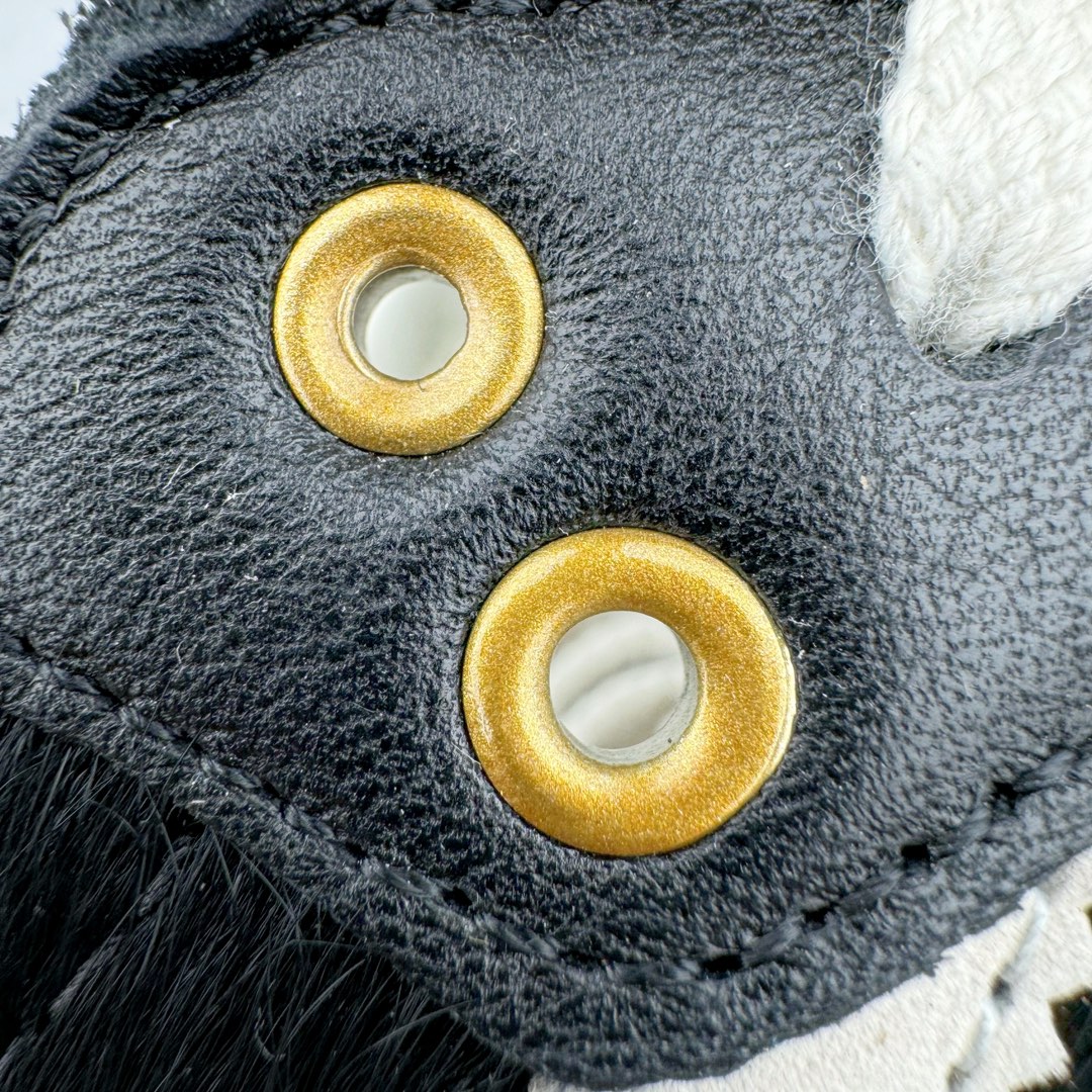 图片[15]-＃S2纯原 Wales Bonner x AD Originals Samba Classic 桑巴舞系列绅士德训足球风百搭低帮休闲运动板鞋 马毛黑白 IE0580 目前市面最强版本 正确细节皮料 伦敦时装品牌 Wales Bonner 携手Originals 打造 2022 最新春夏联名系列。本次为双方的第四度合作，灵感汲取了设计师 Grace Wales Bonner 对于 70、80 年代 Burkina Faso 音乐、摄影方面的研究，选择 Country 与 Samba 两双经典鞋款进行打造。随着 SAMBA 热风的不断席卷，不少品牌与 adidas Originals 的例行合作款式也逐渐受人关注。目前已经曝光两款全新合作鞋款的 Wales Bonner 如今再度曝光一款全新配色 SAMBA 联名。此次合作款式主打亮银反光配色，丝线编织三道杠以及加长鞋舌设计，想必穿着起来回头率也是不低！尺码：35⅔ 36 36⅔ 37⅓ 38 38⅔ 39⅓ 40 40⅔ 41⅓ 42 42⅔ 43⅓ 44 44⅔ 45-选品中心