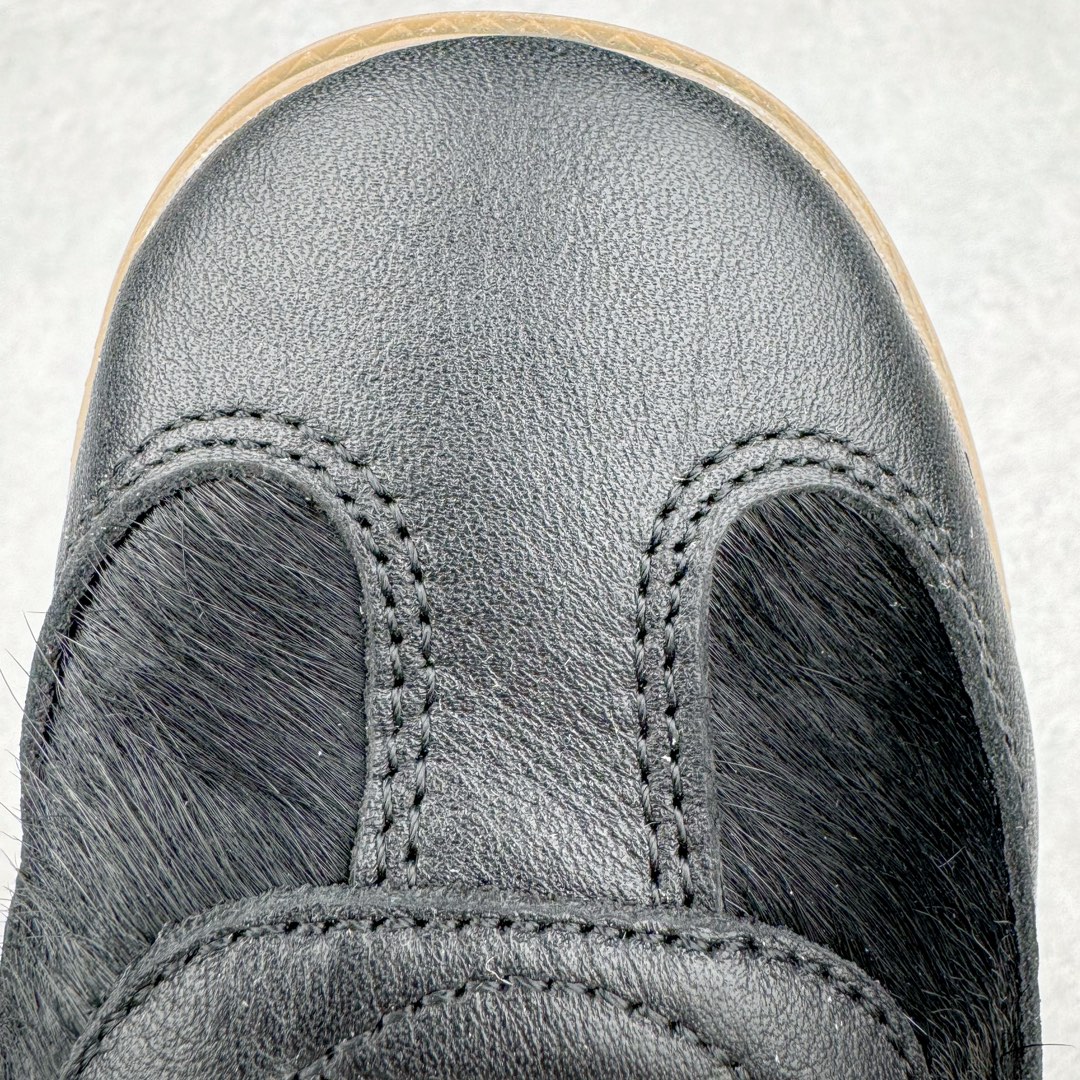 图片[13]-＃S2纯原 Wales Bonner x AD Originals Samba Classic 桑巴舞系列绅士德训足球风百搭低帮休闲运动板鞋 马毛黑白 IE0580 目前市面最强版本 正确细节皮料 伦敦时装品牌 Wales Bonner 携手Originals 打造 2022 最新春夏联名系列。本次为双方的第四度合作，灵感汲取了设计师 Grace Wales Bonner 对于 70、80 年代 Burkina Faso 音乐、摄影方面的研究，选择 Country 与 Samba 两双经典鞋款进行打造。随着 SAMBA 热风的不断席卷，不少品牌与 adidas Originals 的例行合作款式也逐渐受人关注。目前已经曝光两款全新合作鞋款的 Wales Bonner 如今再度曝光一款全新配色 SAMBA 联名。此次合作款式主打亮银反光配色，丝线编织三道杠以及加长鞋舌设计，想必穿着起来回头率也是不低！尺码：35⅔ 36 36⅔ 37⅓ 38 38⅔ 39⅓ 40 40⅔ 41⅓ 42 42⅔ 43⅓ 44 44⅔ 45-选品中心